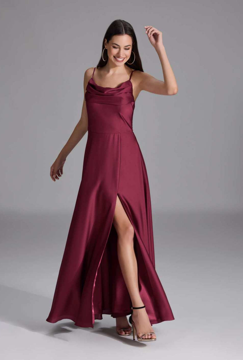 Abendkleid aus nachhaltigem Satin mit Wasserfall-Ausschnitt und Beinschlitz