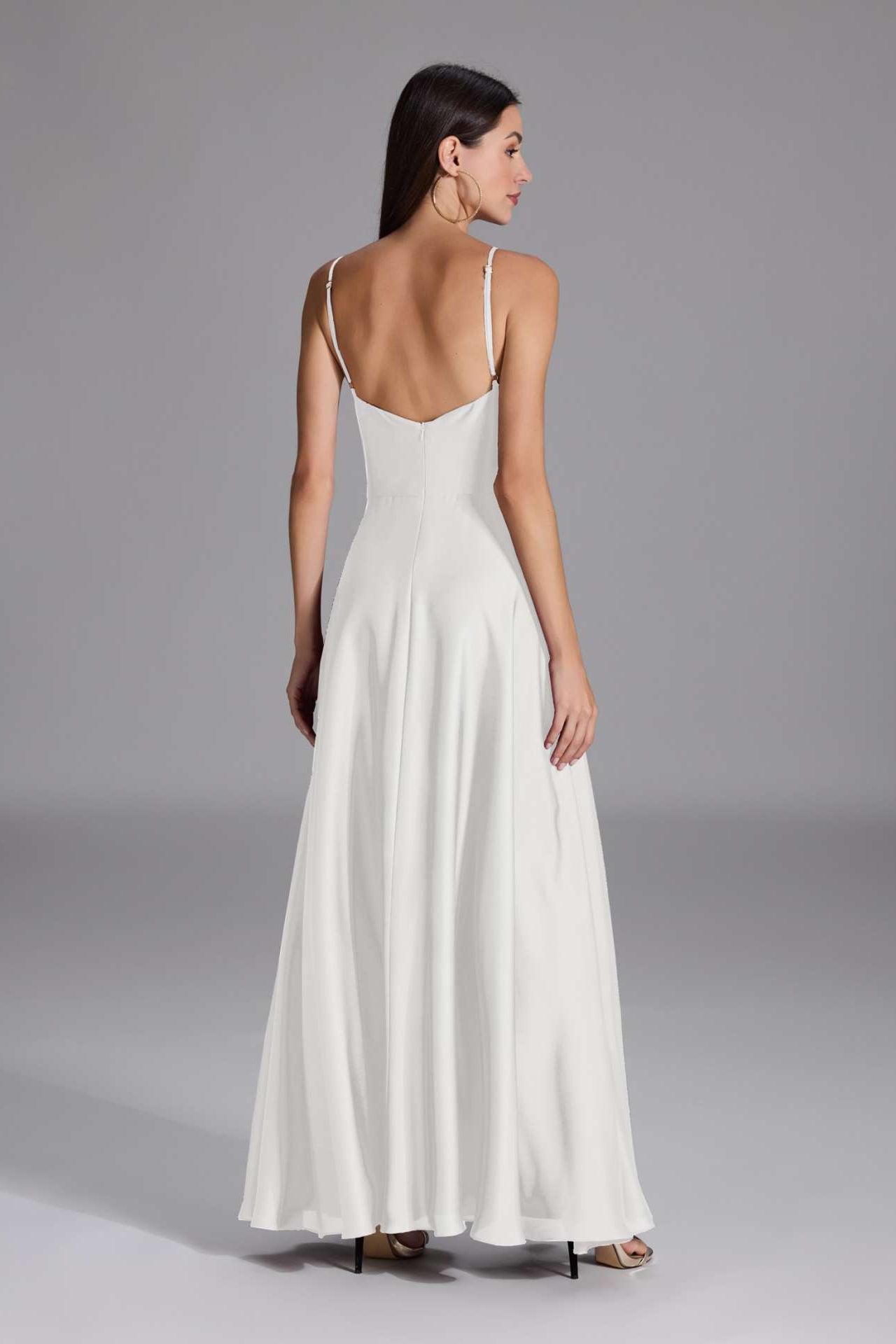 Abendkleid aus nachhaltigem Satin mit Wasserfall-Ausschnitt und Beinschlitz