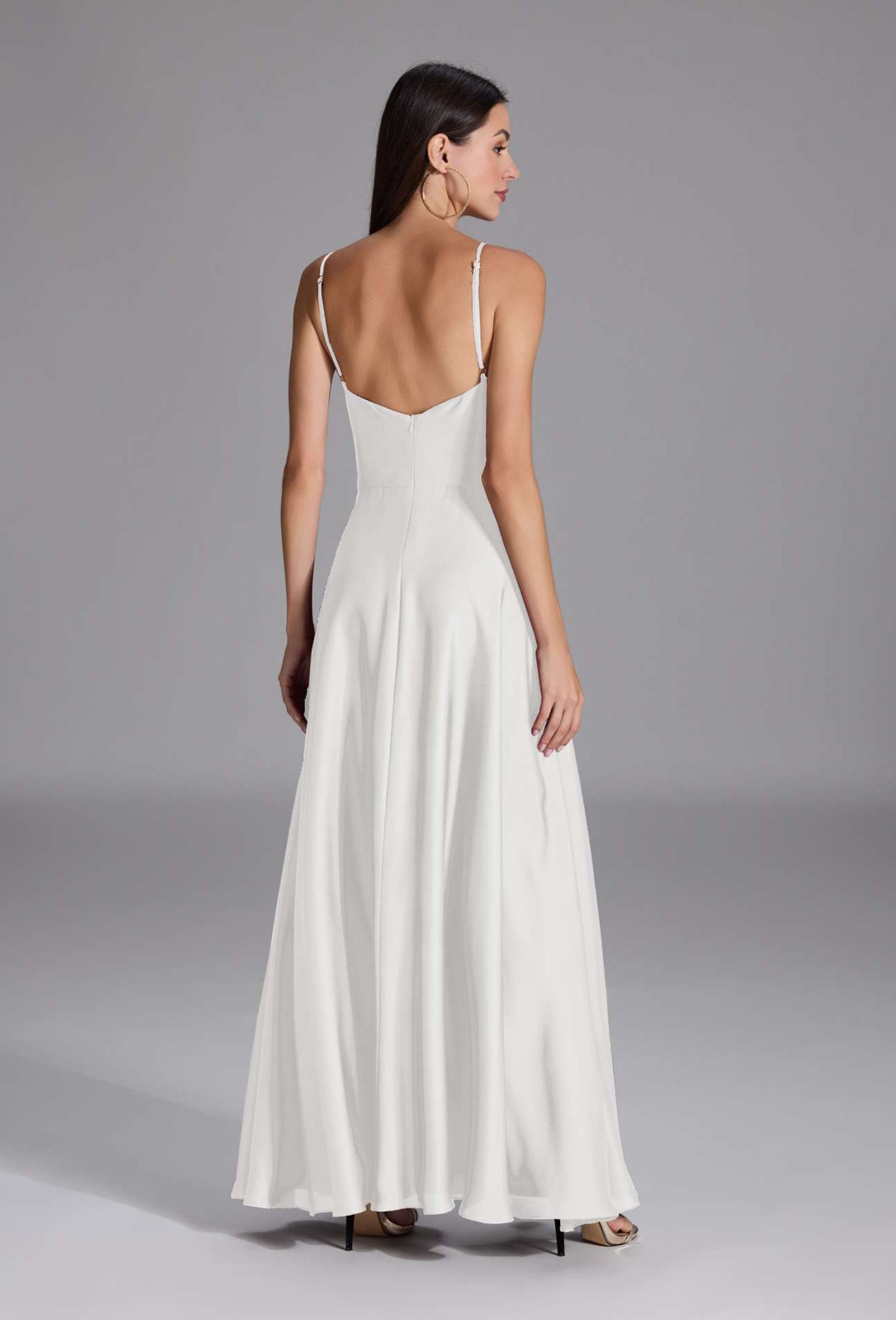 Abendkleid aus nachhaltigem Satin mit Wasserfall-Ausschnitt und Beinschlitz