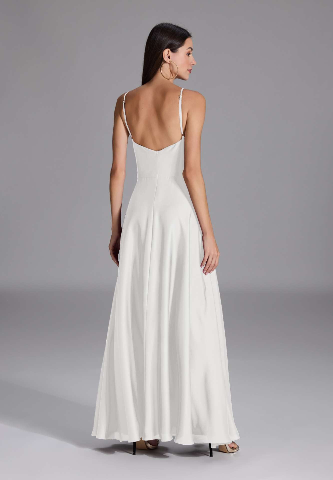 Abendkleid aus nachhaltigem Satin mit Wasserfall-Ausschnitt und Beinschlitz