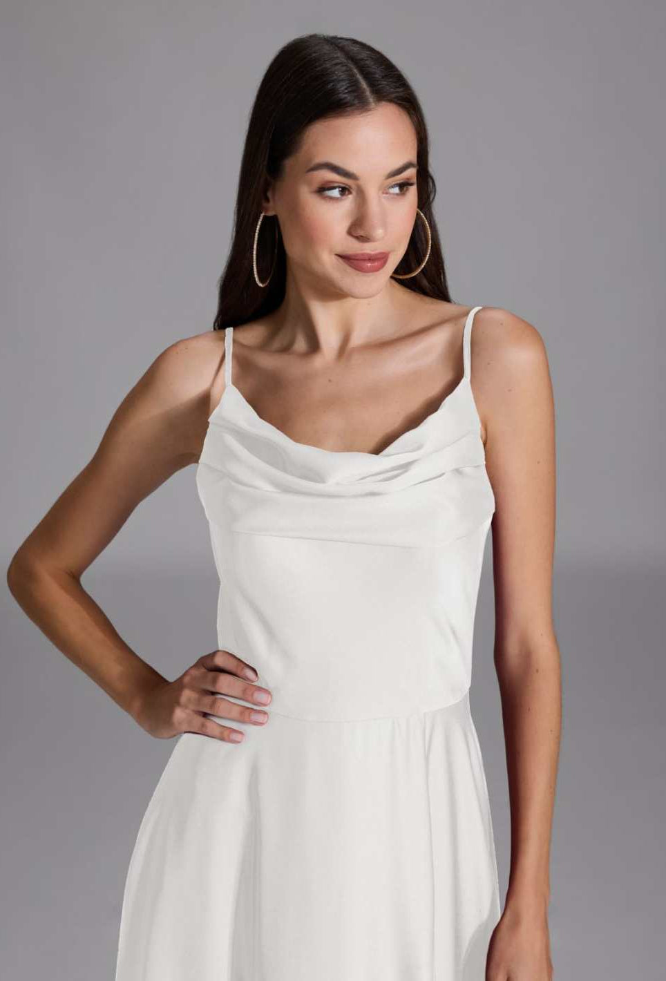 Abendkleid aus nachhaltigem Satin mit Wasserfall-Ausschnitt und Beinschlitz