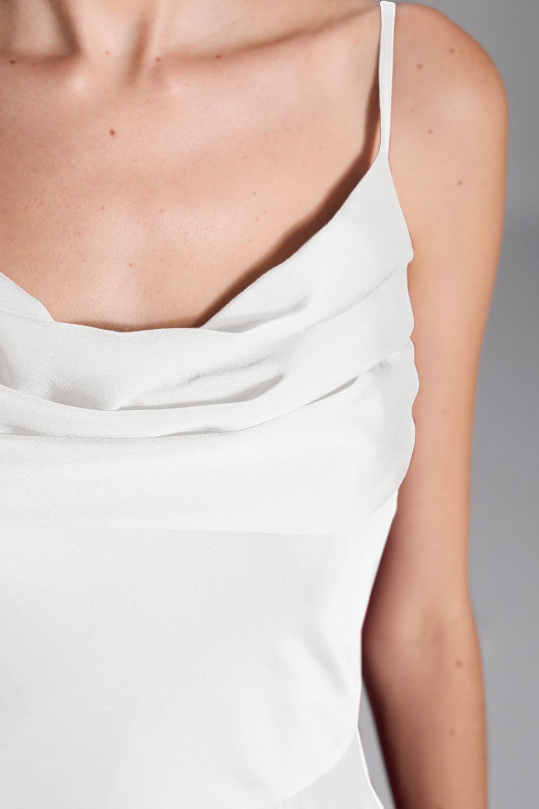 Abendkleid aus nachhaltigem Satin mit Wasserfall-Ausschnitt und Beinschlitz