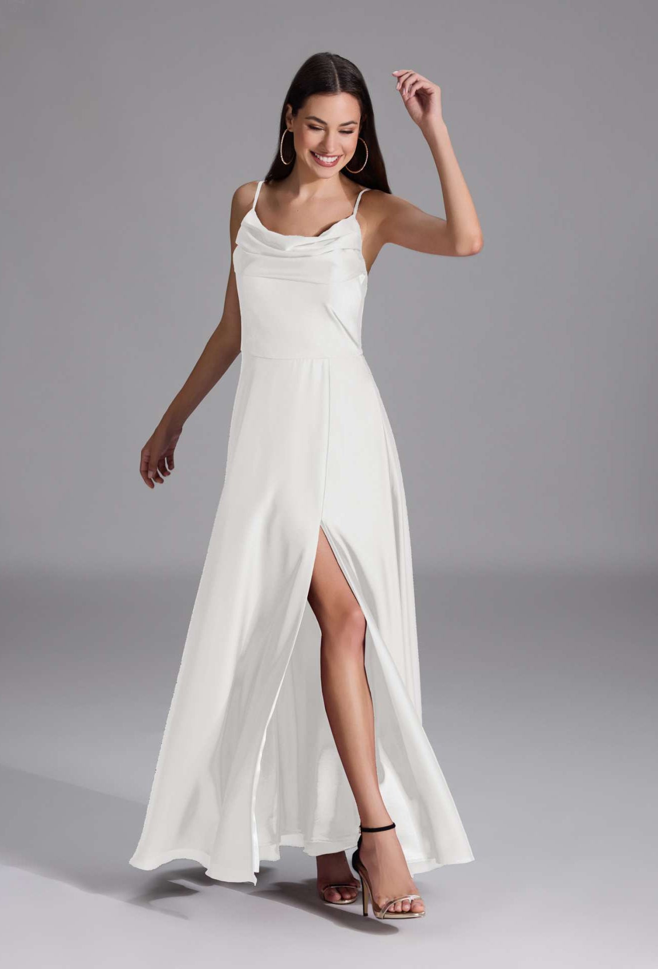 Abendkleid aus nachhaltigem Satin mit Wasserfall-Ausschnitt und Beinschlitz