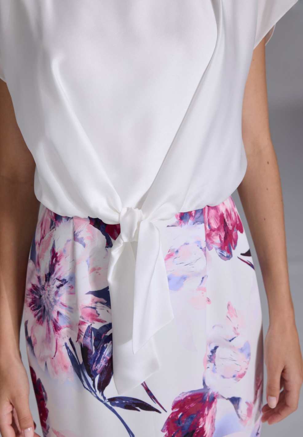 Etuikleid aus floral bedrucktem Scuba und Satin