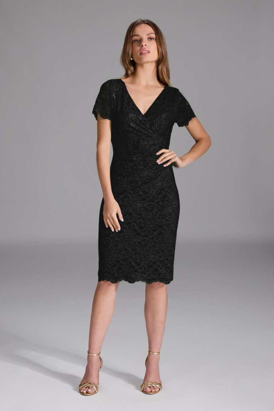 Etui Kleid aus feiner Spitze mit Bogenkante black