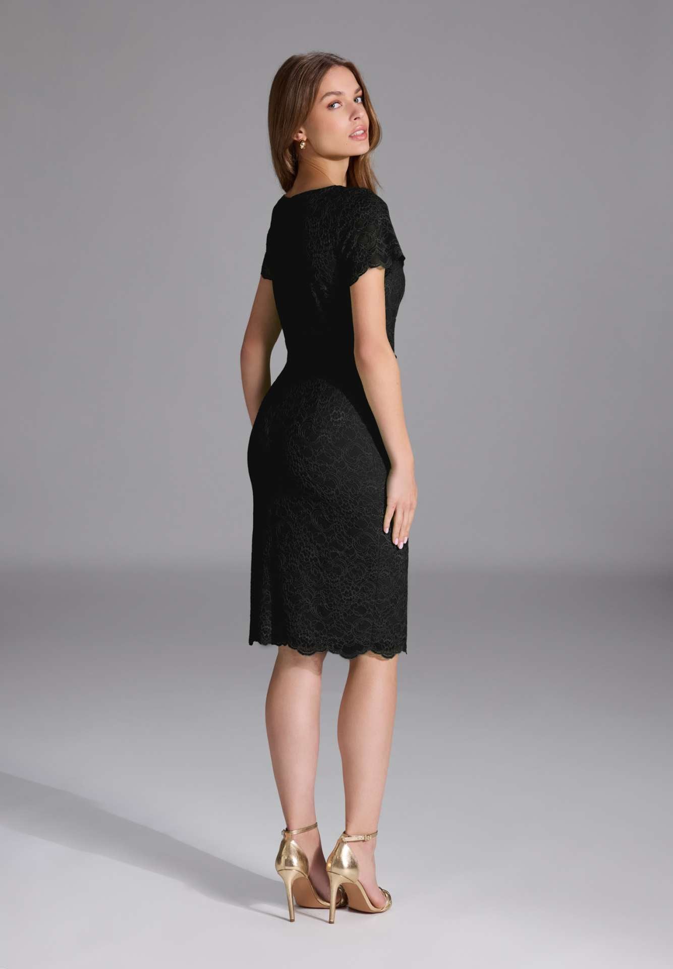 Etui Kleid aus feiner Spitze mit Bogenkante