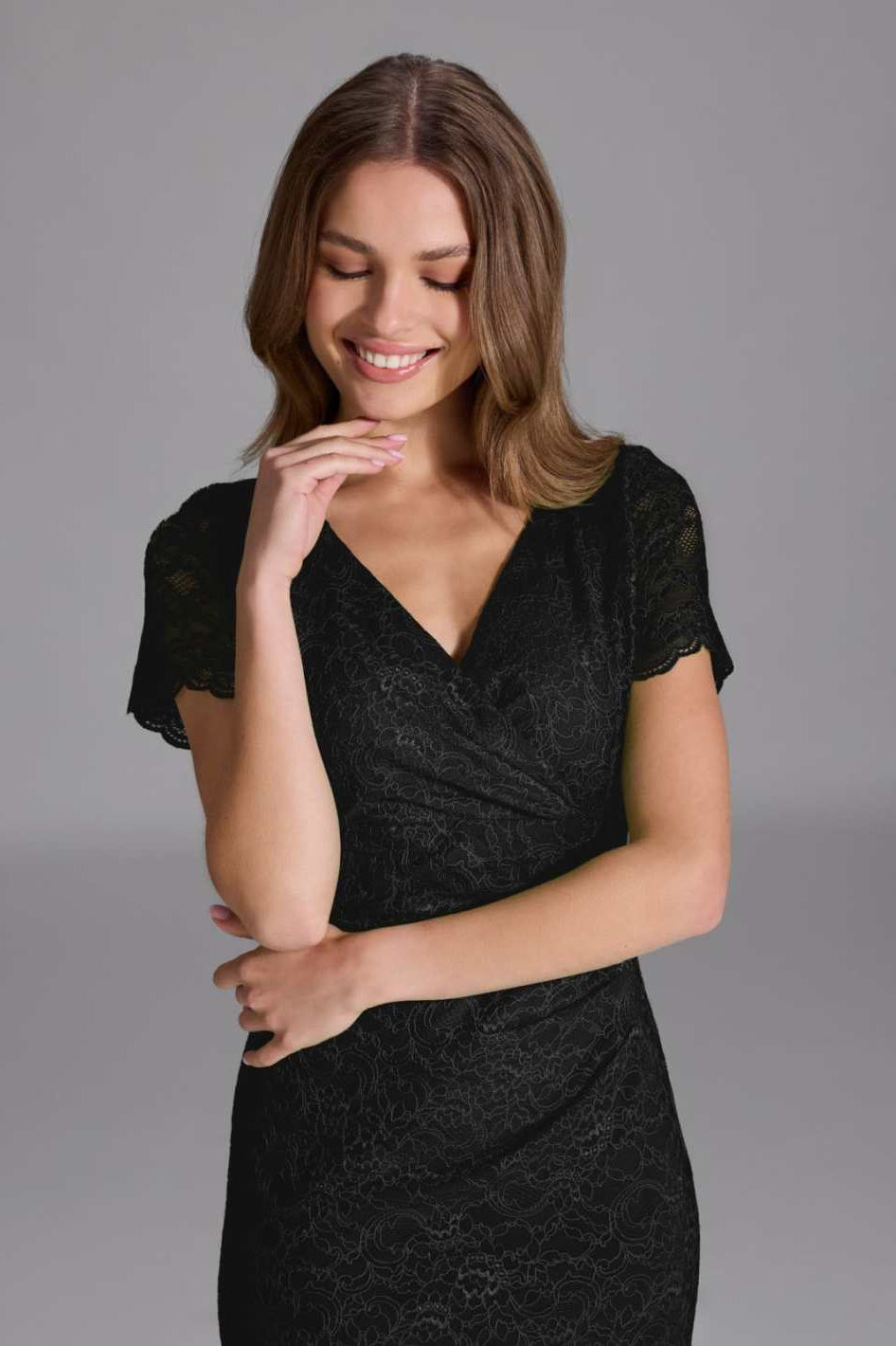 Etui Kleid aus feiner Spitze mit Bogenkante