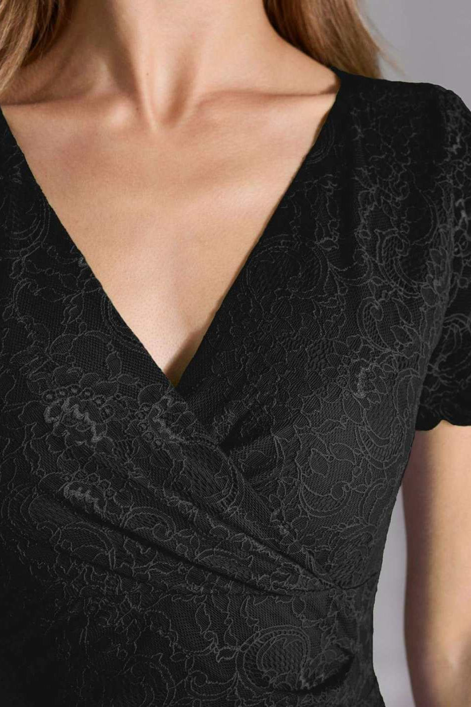 Etui Kleid aus feiner Spitze mit Bogenkante