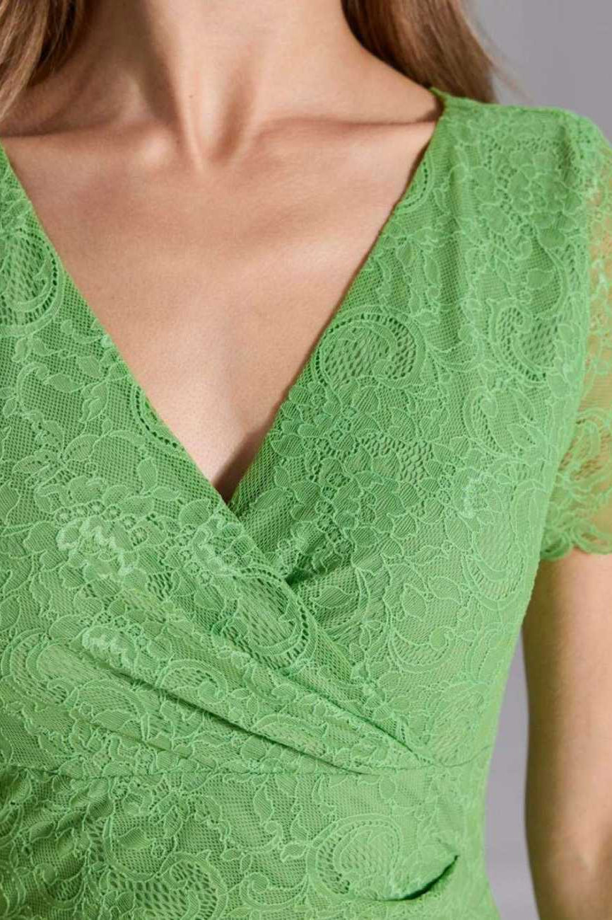 Etui Kleid aus feiner Spitze mit Bogenkante