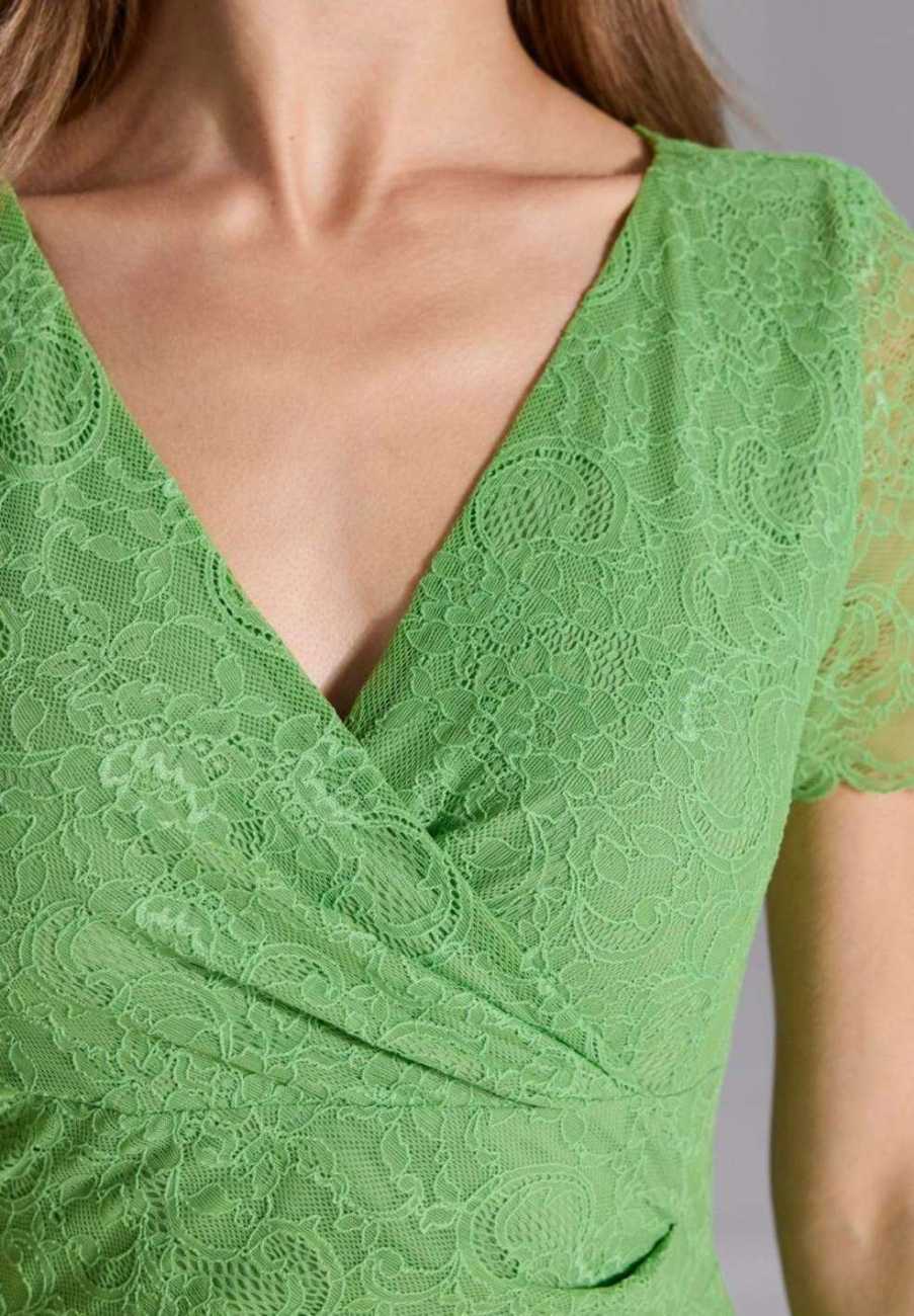 Etui Kleid aus feiner Spitze mit Bogenkante