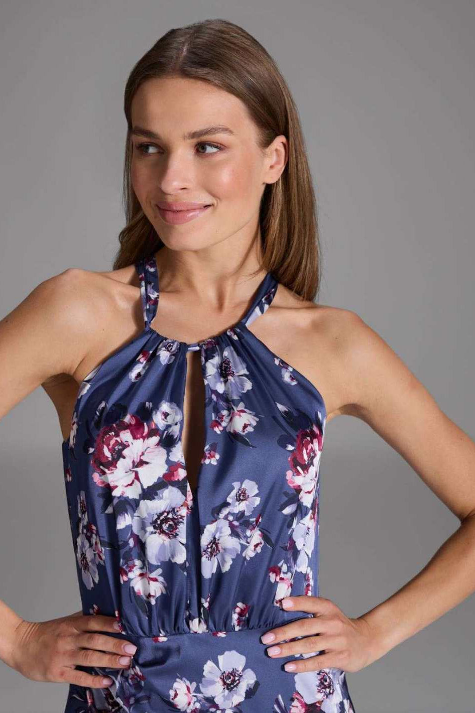 Abendkleid mit amerikanischem Ausschnitt aus bedrucktem Satin