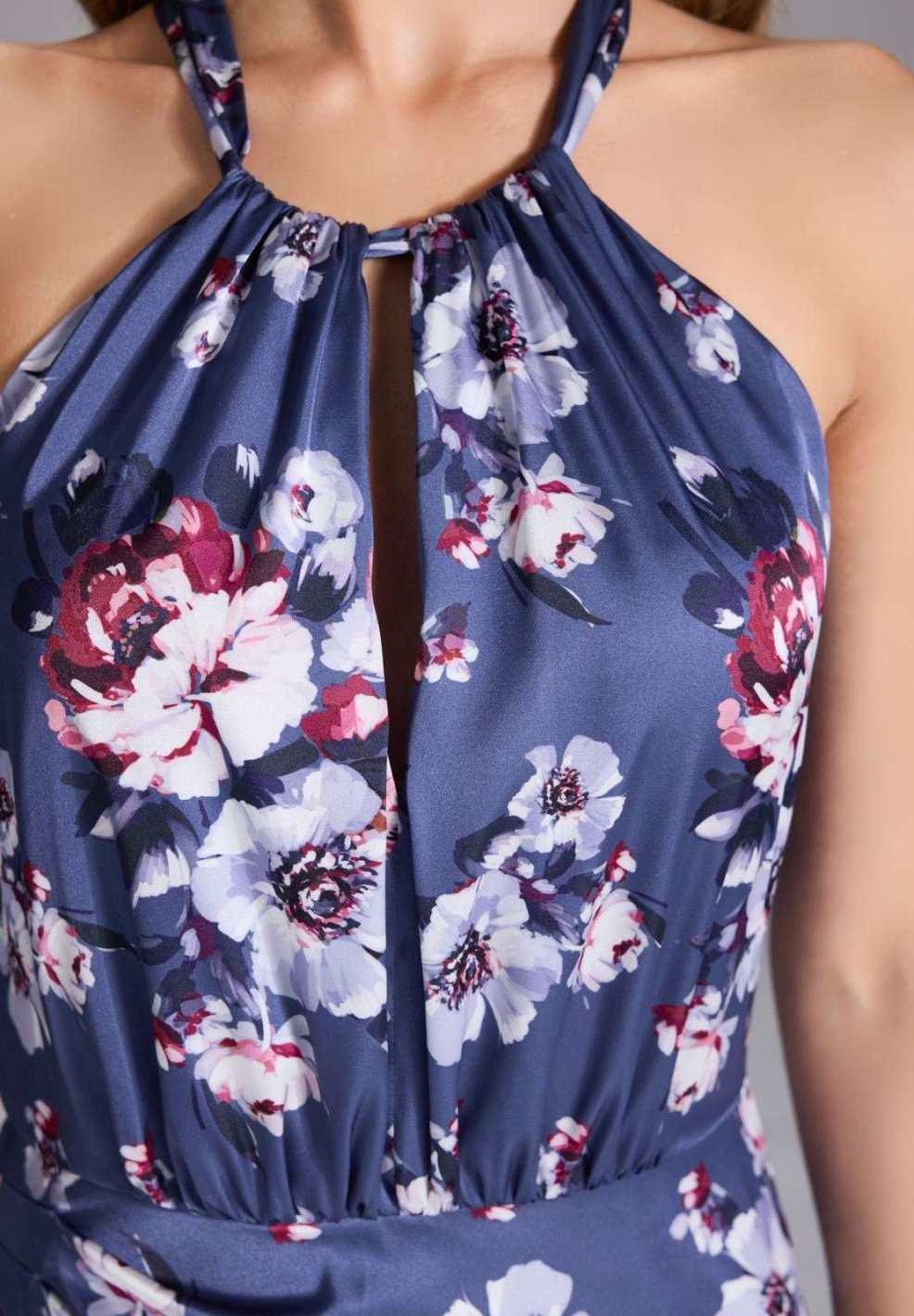 Abendkleid mit amerikanischem Ausschnitt aus bedrucktem Satin