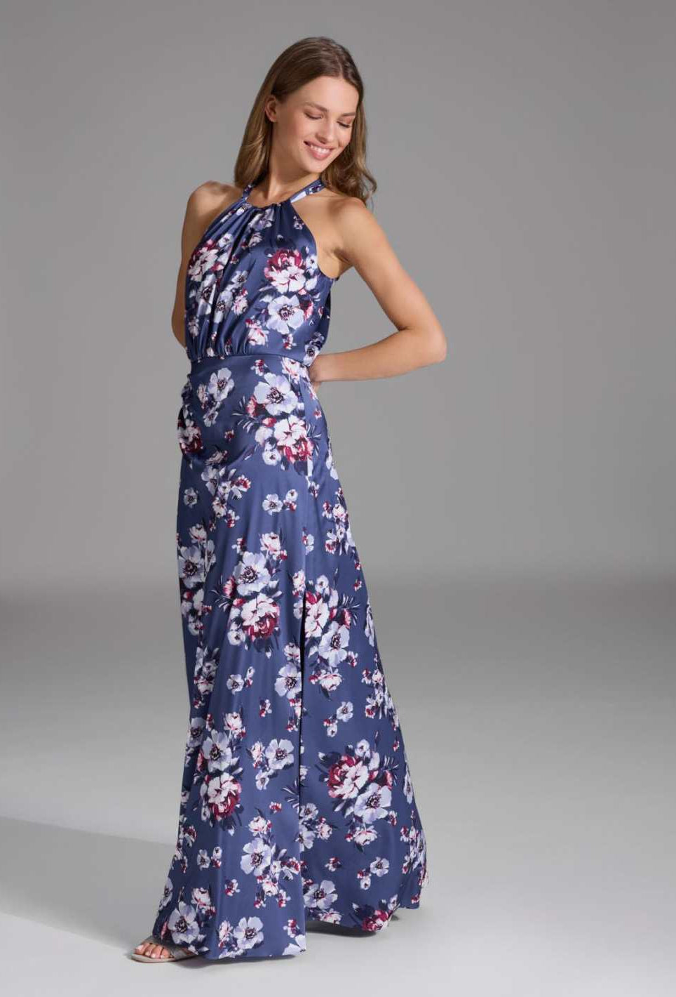 Abendkleid mit amerikanischem Ausschnitt aus bedrucktem Satin