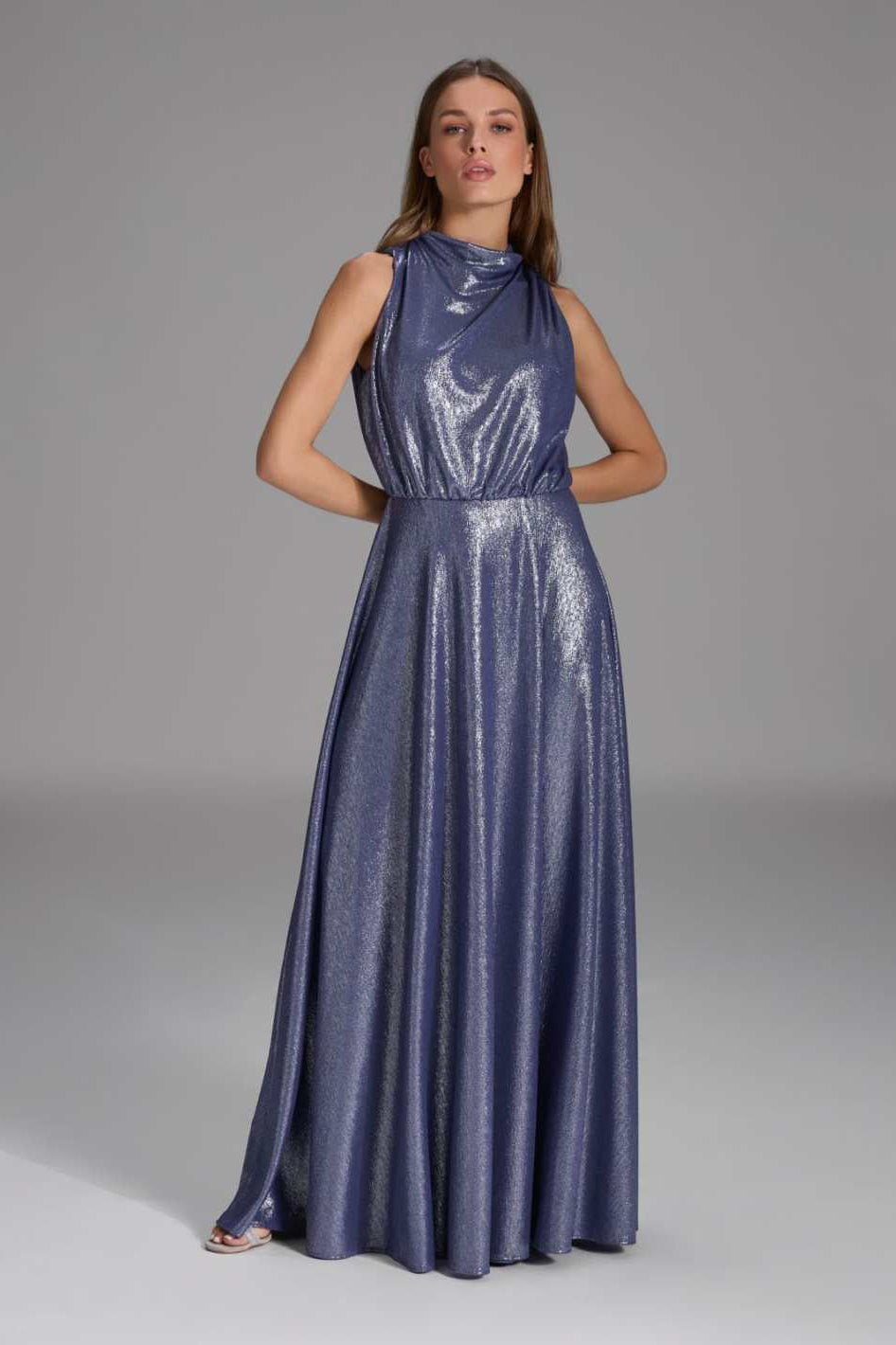 Hochgeschlossenes Abendkleid aus foliertem Jersey mit Beinschlitz