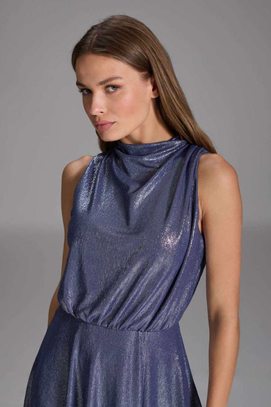 Hochgeschlossenes Abendkleid aus foliertem Jersey mit Beinschlitz