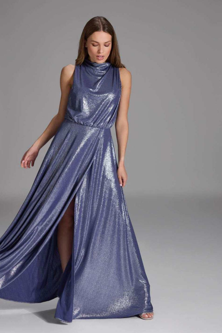 Hochgeschlossenes Abendkleid aus foliertem Jersey mit Beinschlitz