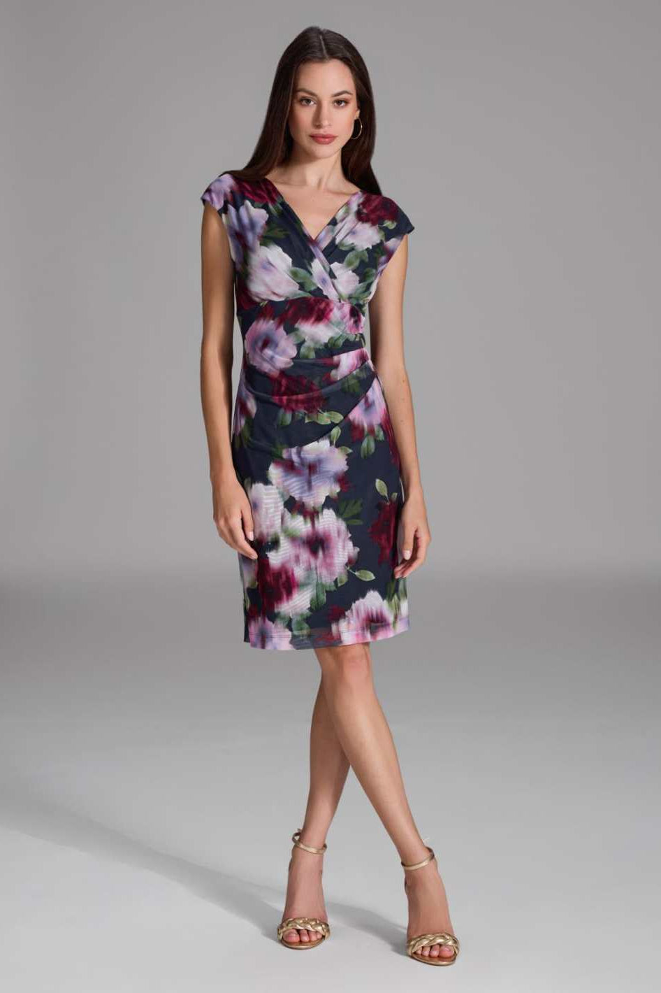 Etuikleid mit Wickel-Ausschnitt aus bedrucktem Mesh