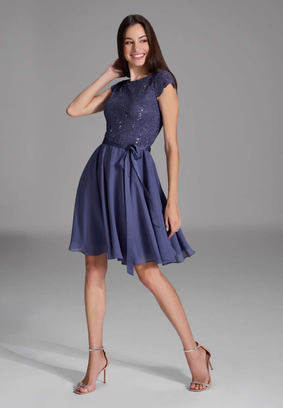 Kleid mit paillettenbesetztem Spitzenoberteil