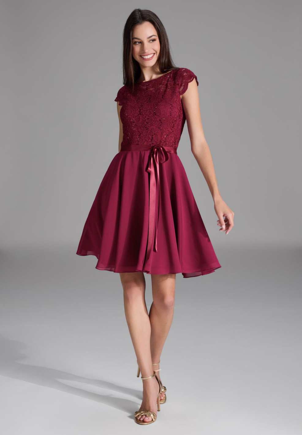 Kleid mit paillettenbesetztem Spitzenoberteil