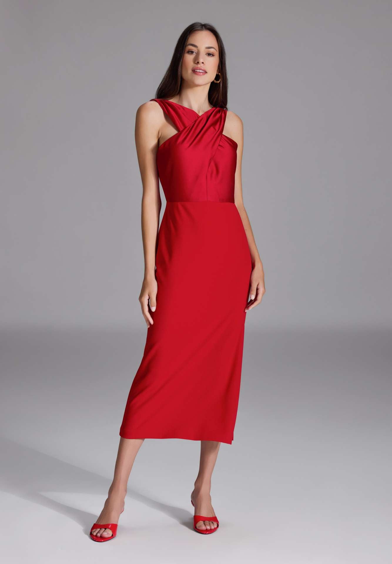 Midi Kleid mit gekreuzten Trägern aus Material-Mix