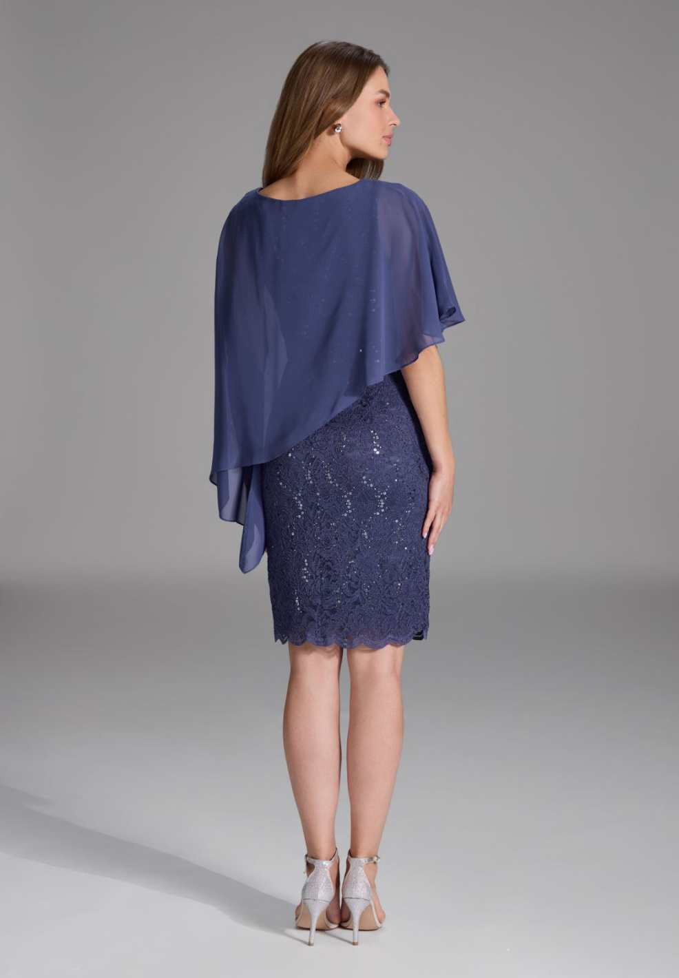 Pailletten-Kleid mit asymmetrischem Chiffon-Überwurf