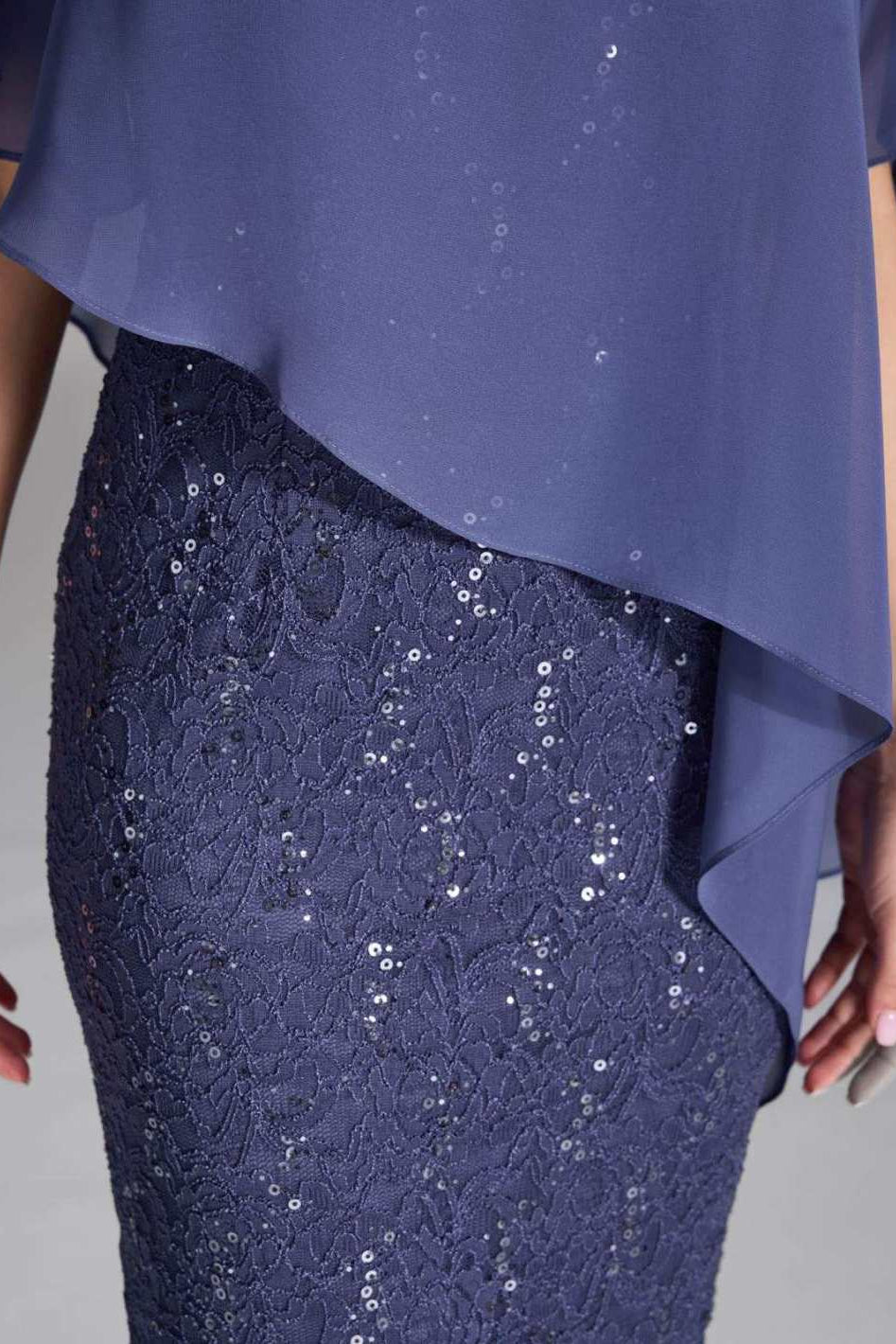 Pailletten-Kleid mit asymmetrischem Chiffon-Überwurf