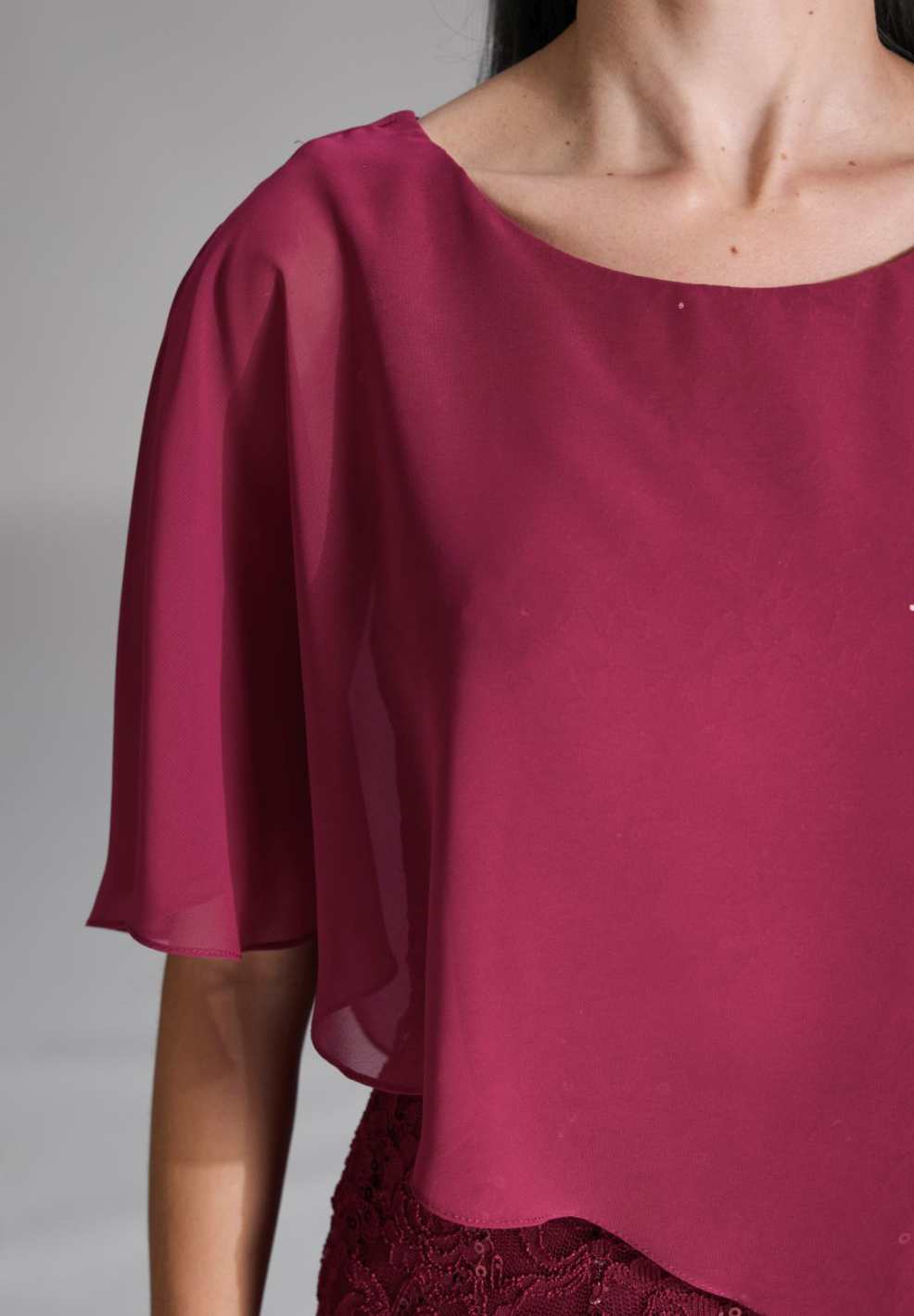 Pailletten-Kleid mit asymmetrischem Chiffon-Überwurf