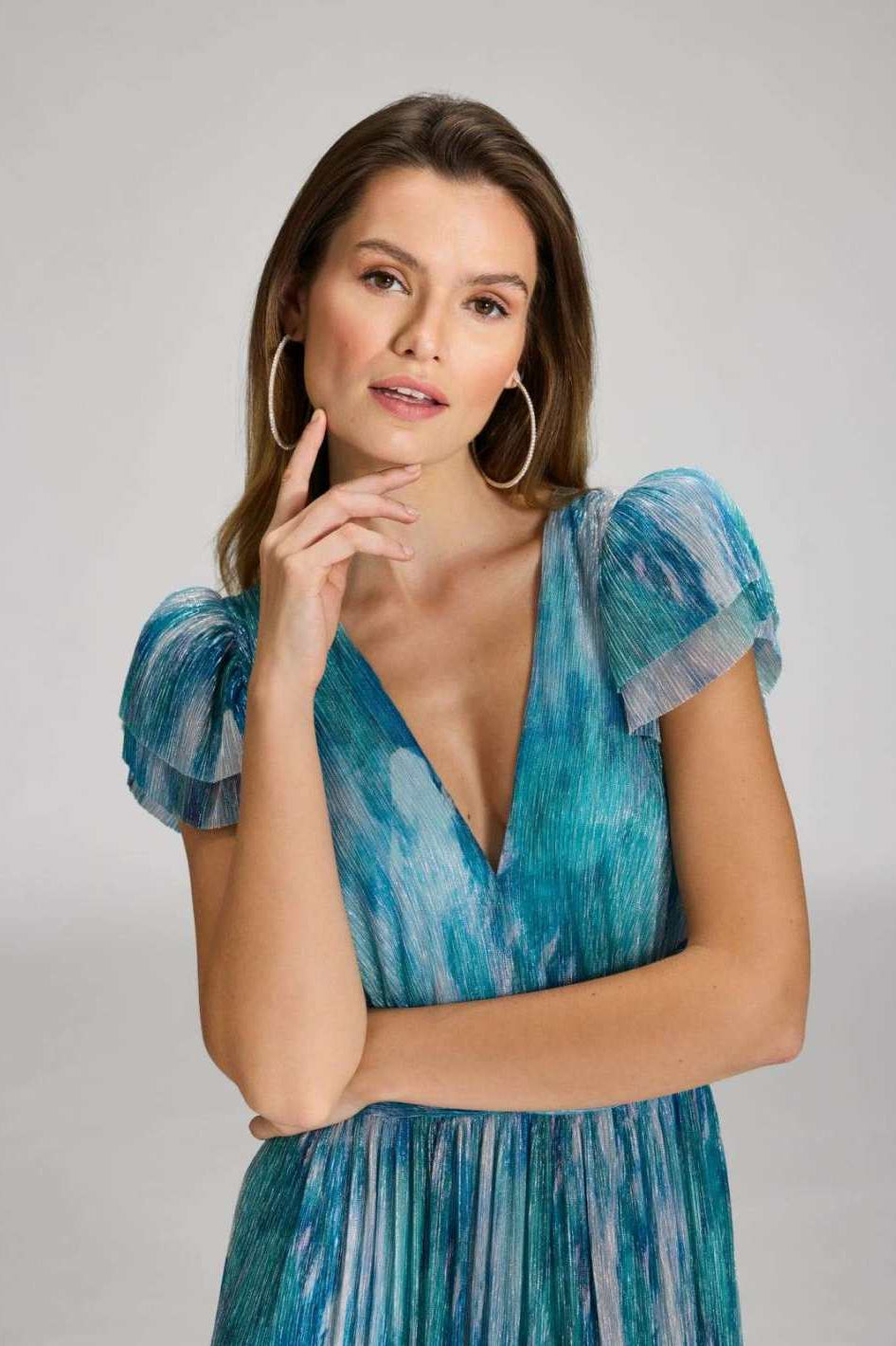 Abendkleid aus bedrucktem Plissee Jersey mit betonter Schulter