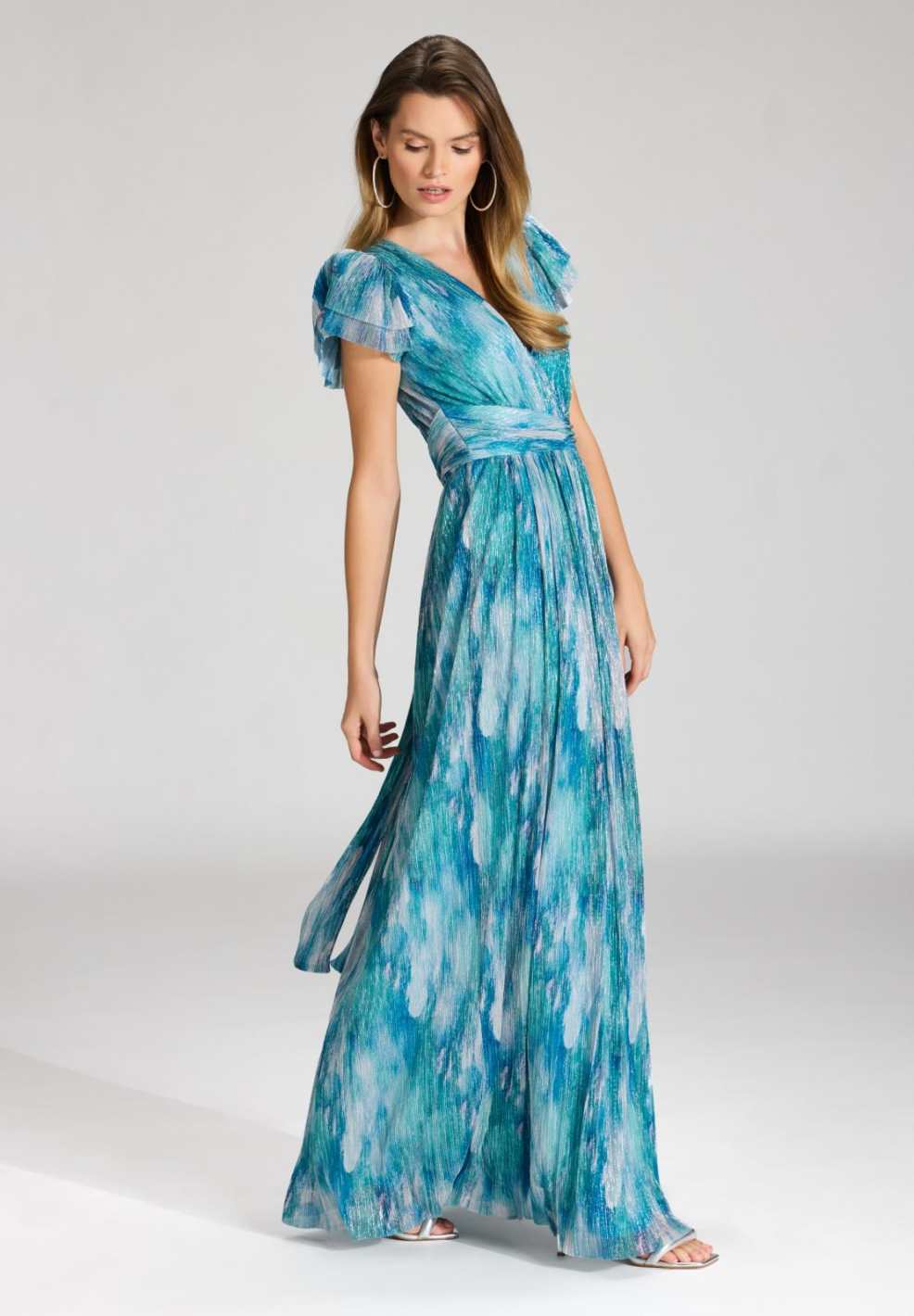 Abendkleid aus bedrucktem Plissee Jersey mit betonter Schulter