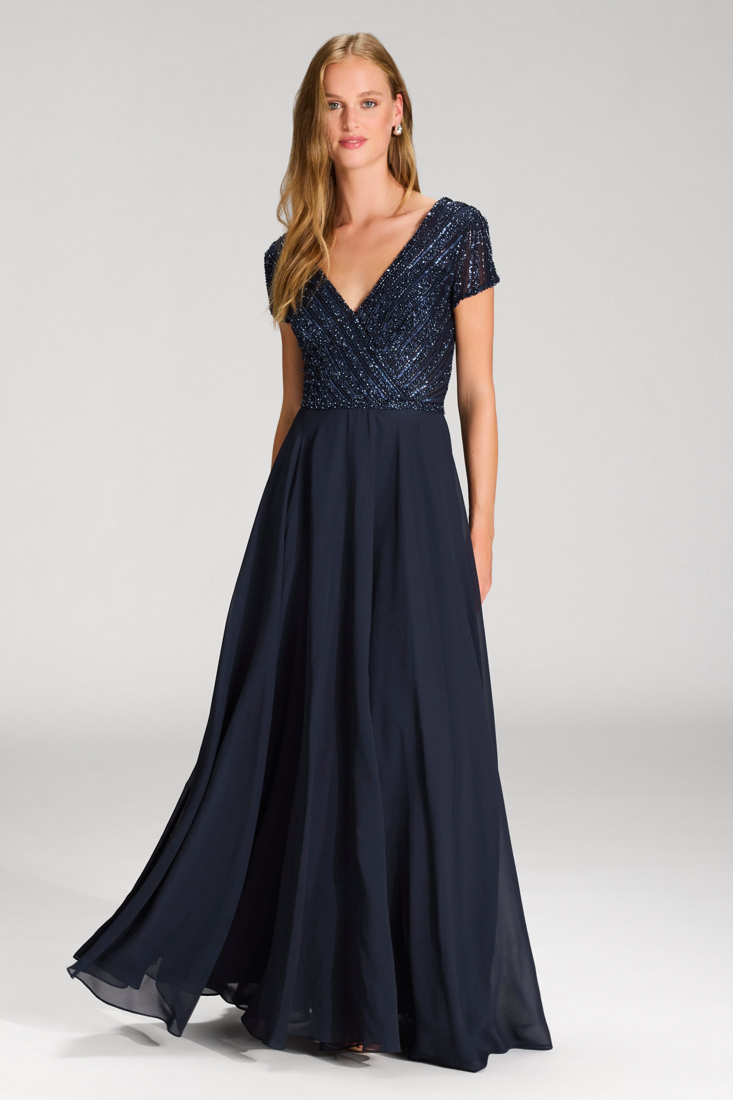Besticktes Chiffonkleid mit kurzen Ärmeln navy