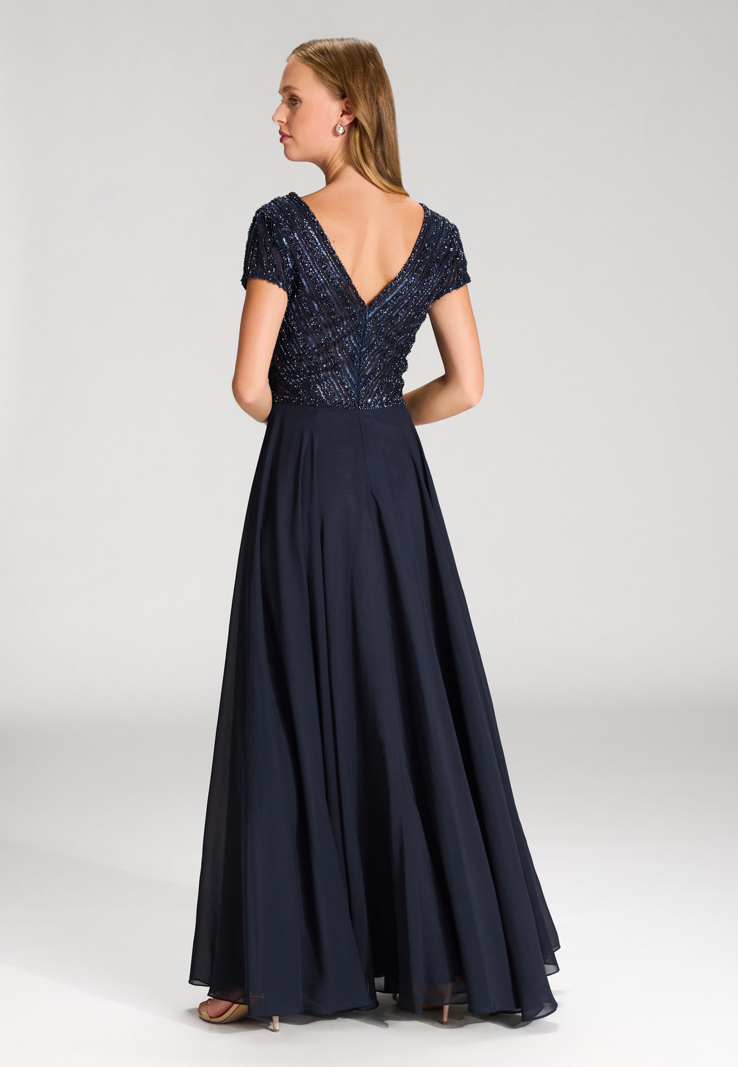 Besticktes Chiffonkleid mit kurzen Ärmeln