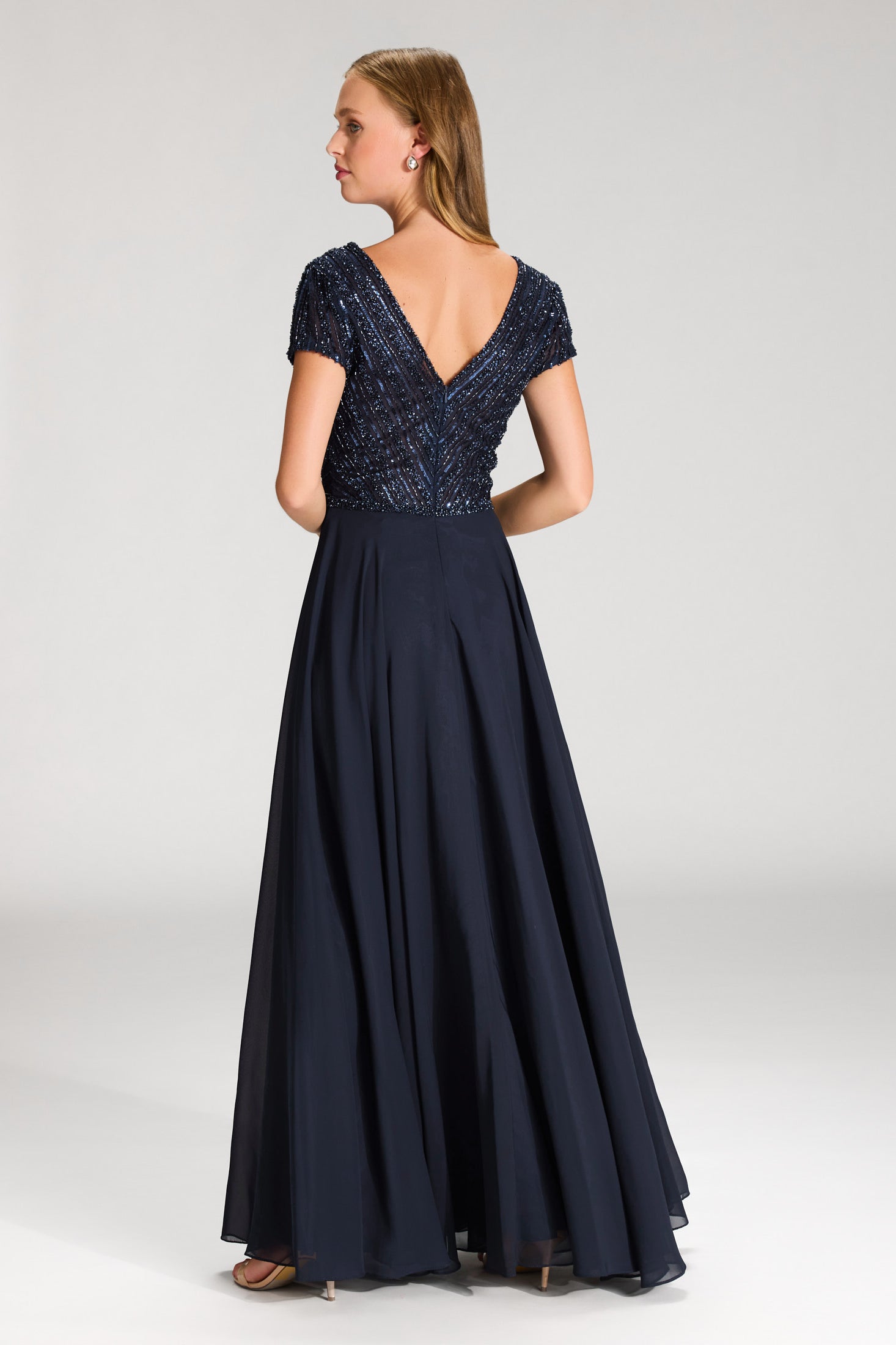 Besticktes Chiffonkleid mit kurzen Ärmeln