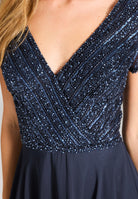 Besticktes Chiffonkleid mit kurzen Ärmeln