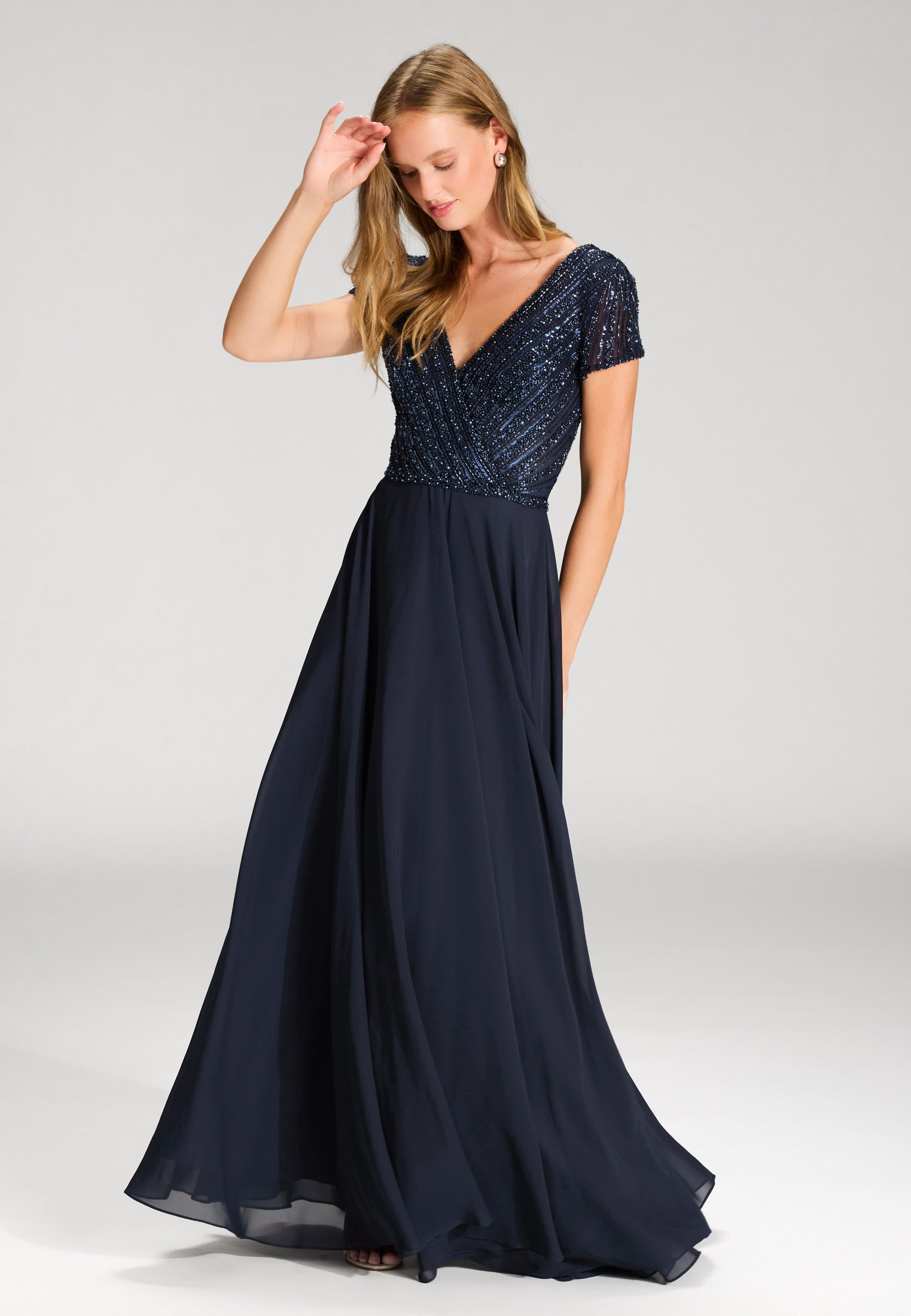 Besticktes Chiffonkleid mit kurzen Ärmeln