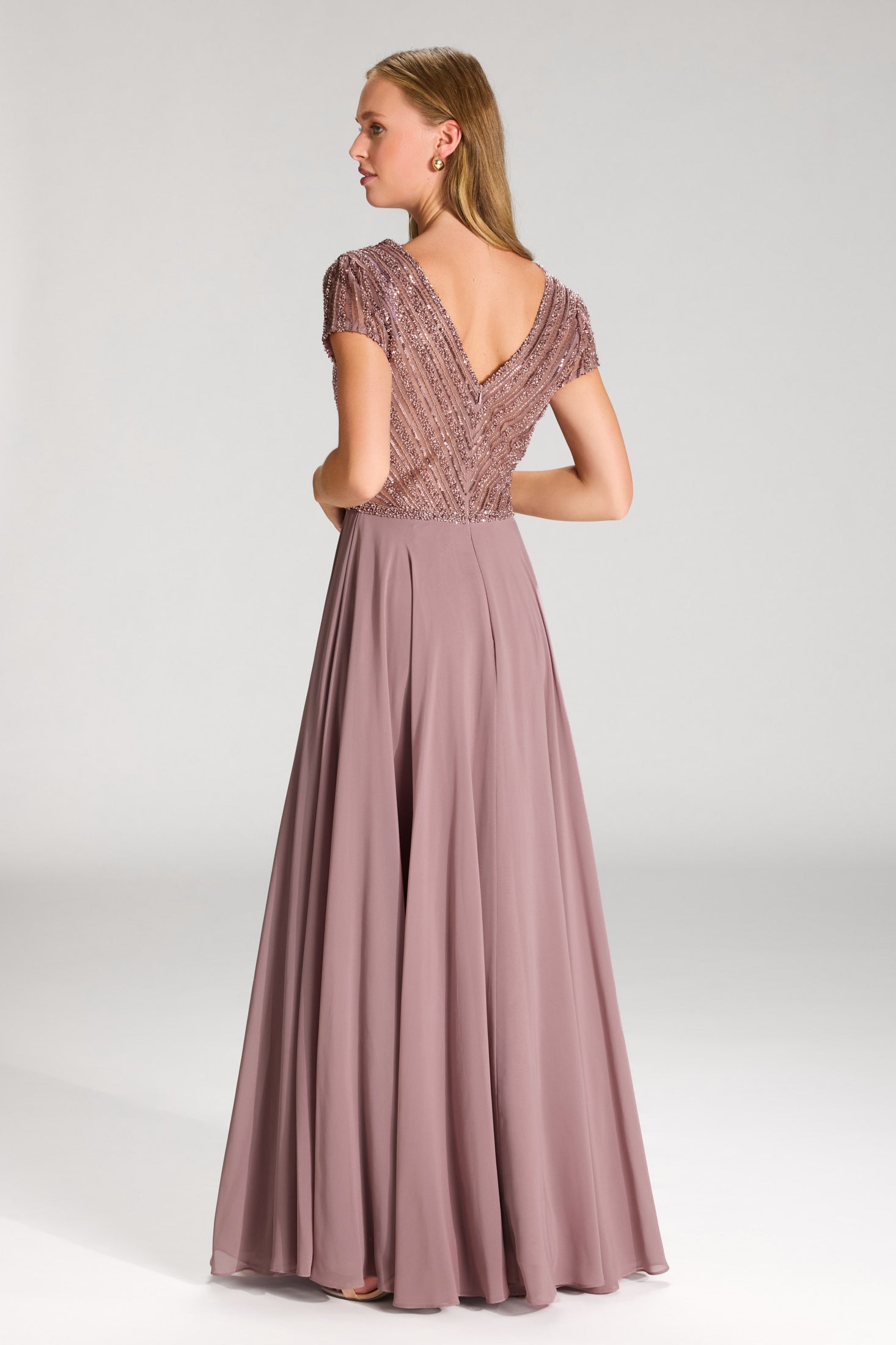 Besticktes Chiffonkleid mit kurzen Ärmeln