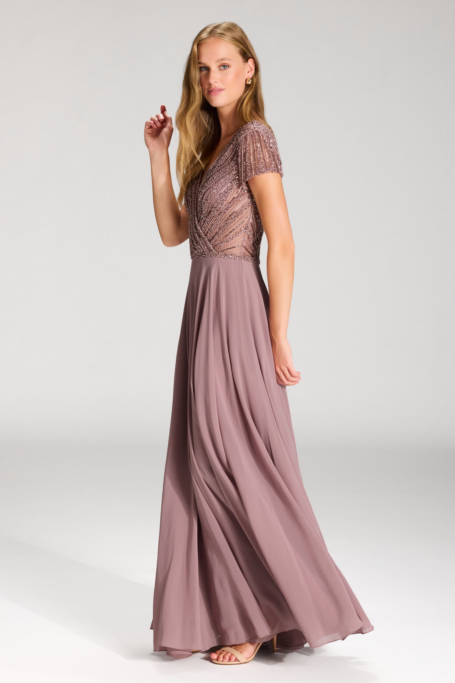 Besticktes Chiffonkleid mit kurzen Ärmeln