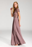 Besticktes Chiffonkleid mit kurzen Ärmeln