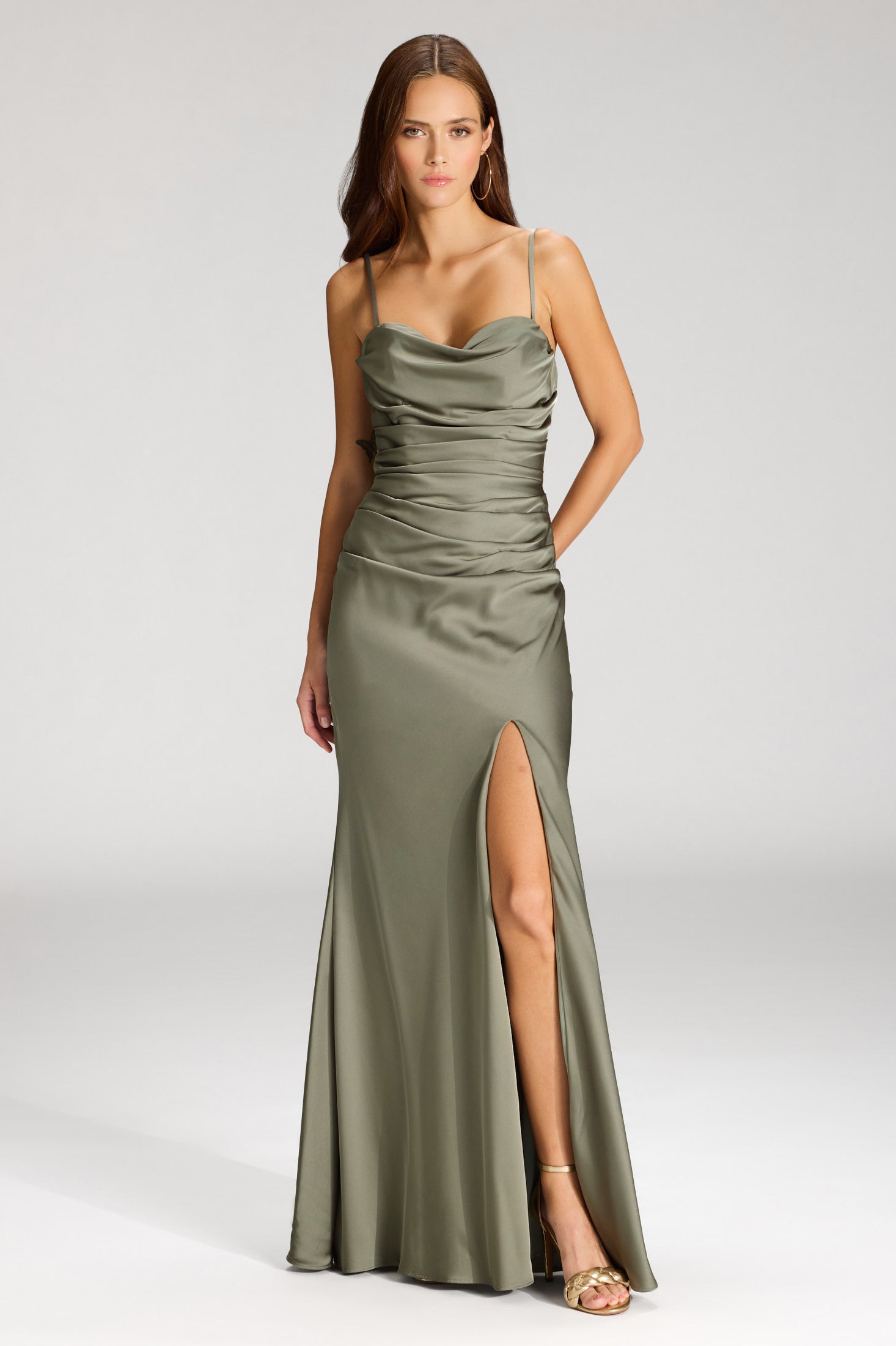 Figurbetontes Abendkleid mit Drapierung und Beinschlitz matcha green
