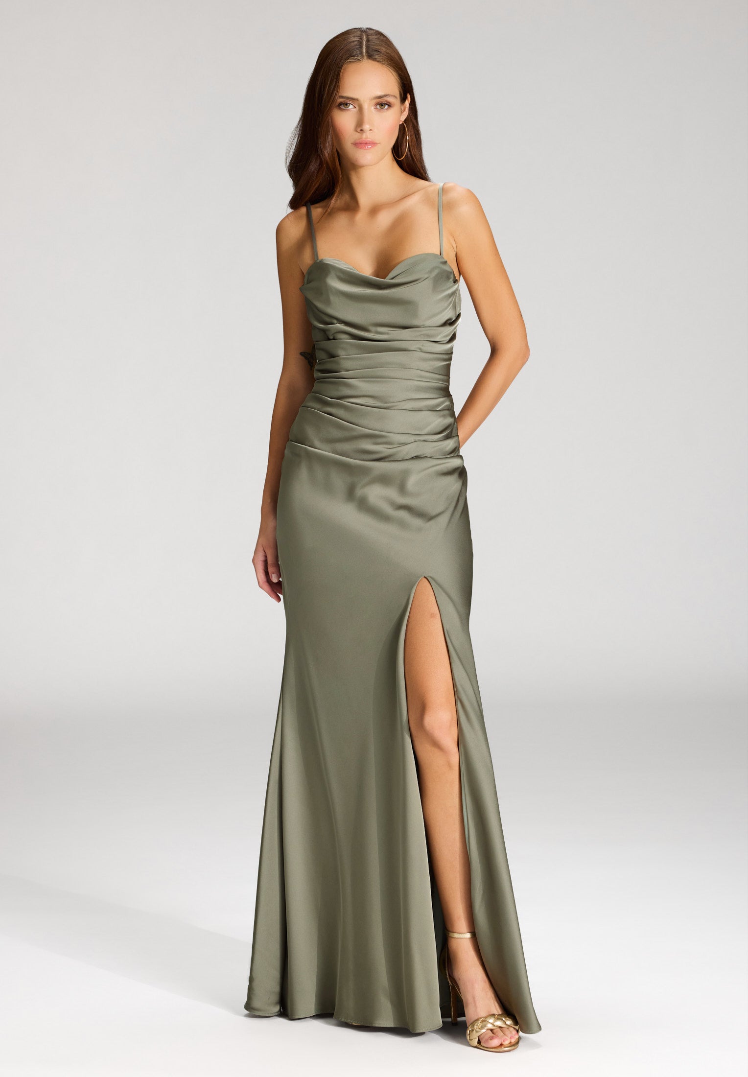 Figurbetontes Abendkleid mit Drapierung und Beinschlitz matcha green