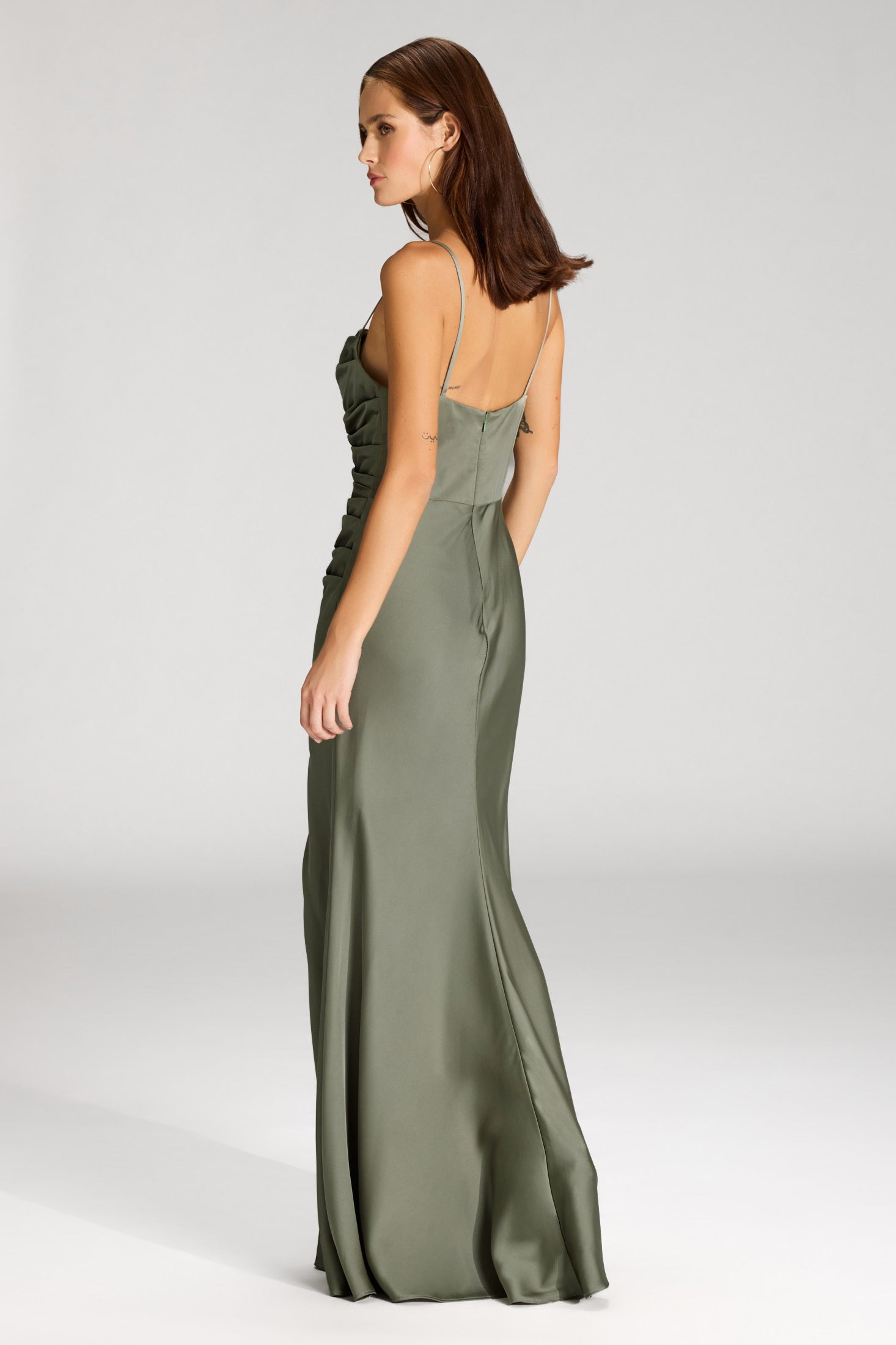 Figurbetontes Abendkleid mit Drapierung und Beinschlitz