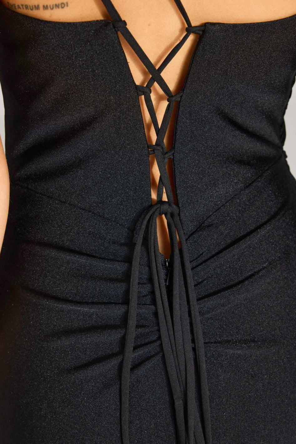 One-Shoulder-Kleid mit Cut-Out und Beinschlitz