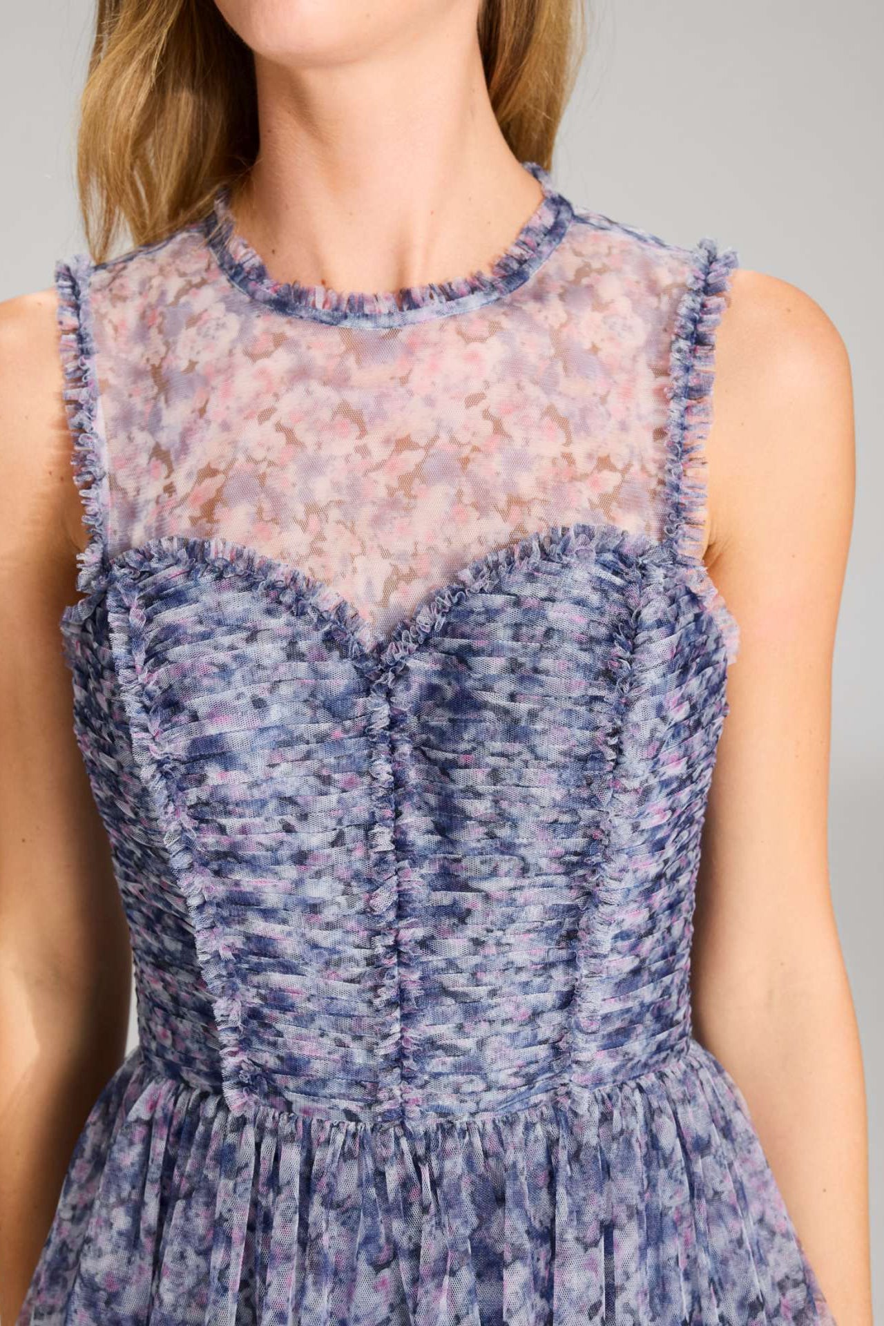 Printkleid aus Tüll mit Rüschendetails