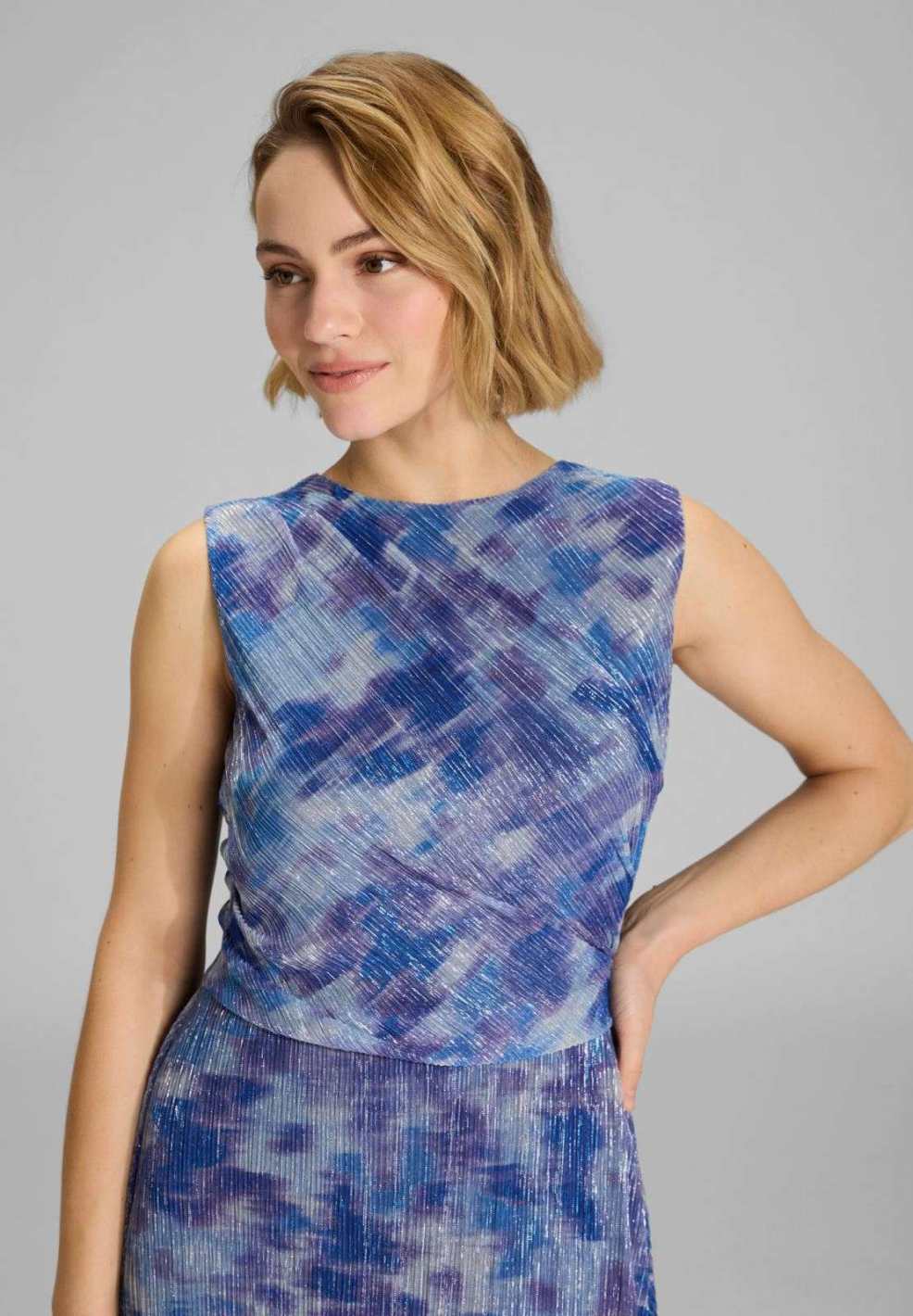 Plissiertes Kleid mit Metallicfäden