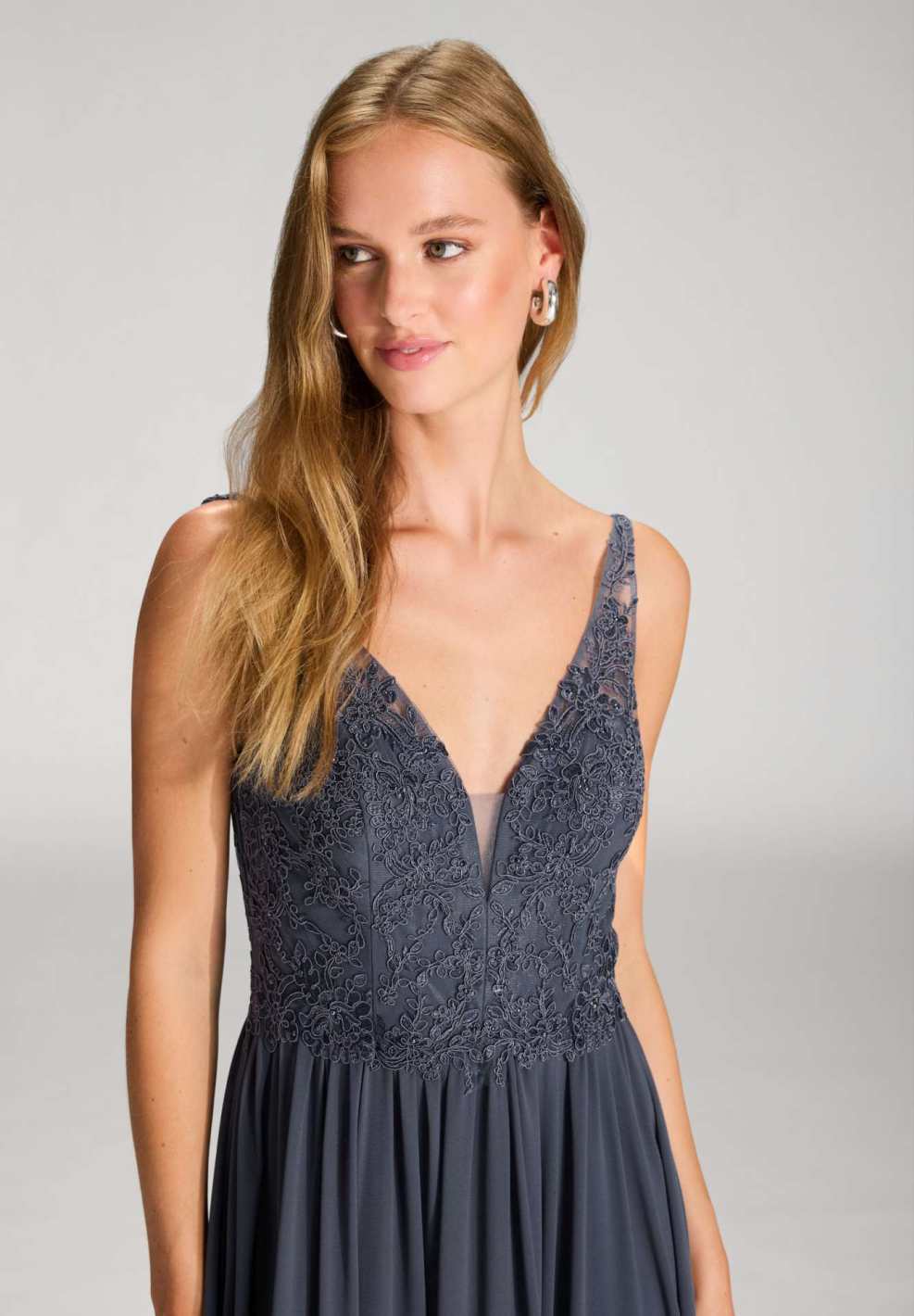 Chiffonkleid mit Spitzenstickerei