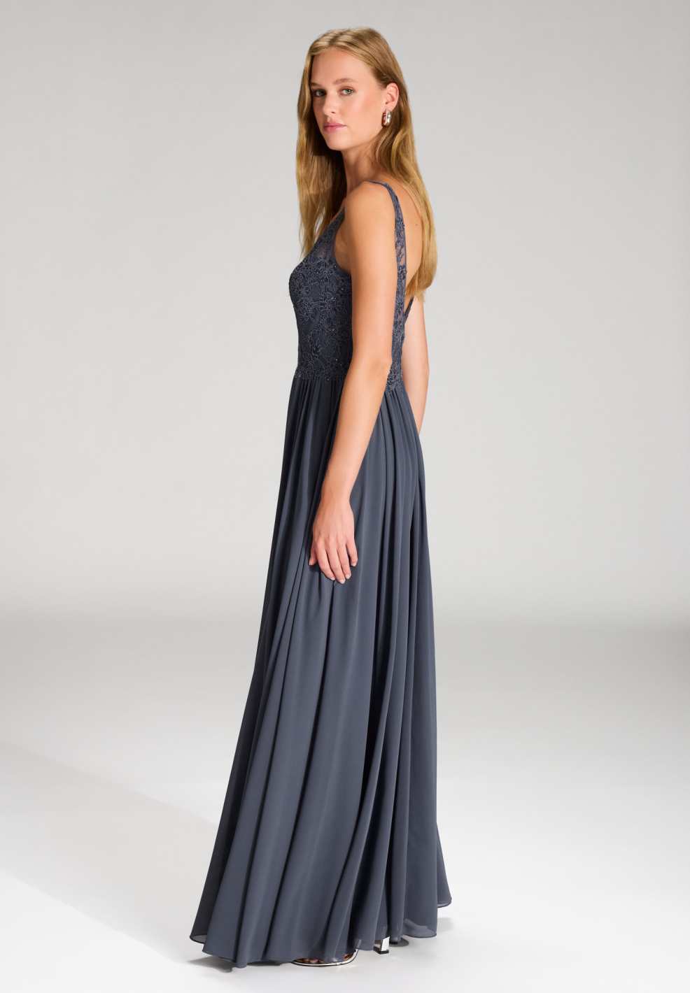 Chiffonkleid mit Spitzenstickerei