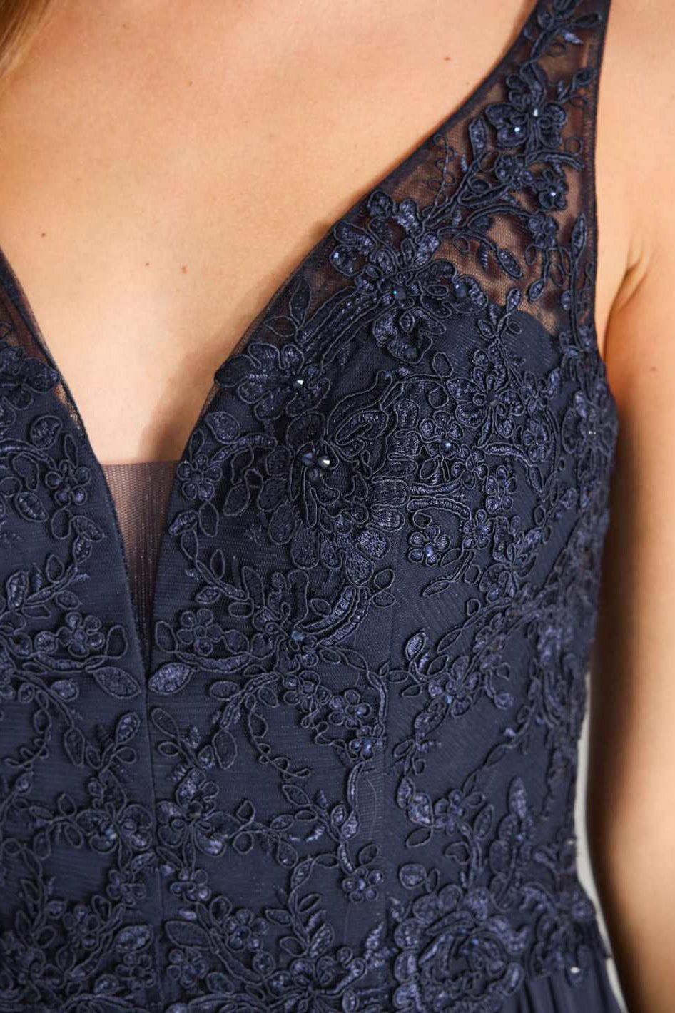 Chiffonkleid mit Spitzenstickerei