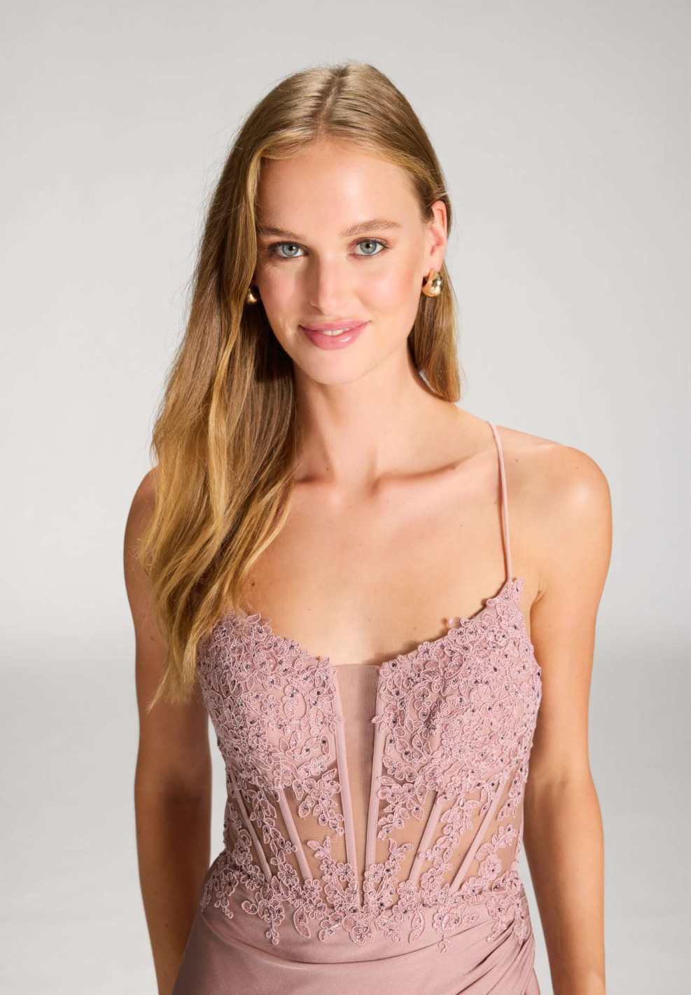 Bodycon Kleid mit Spitzenstickerei und Beinschlitz