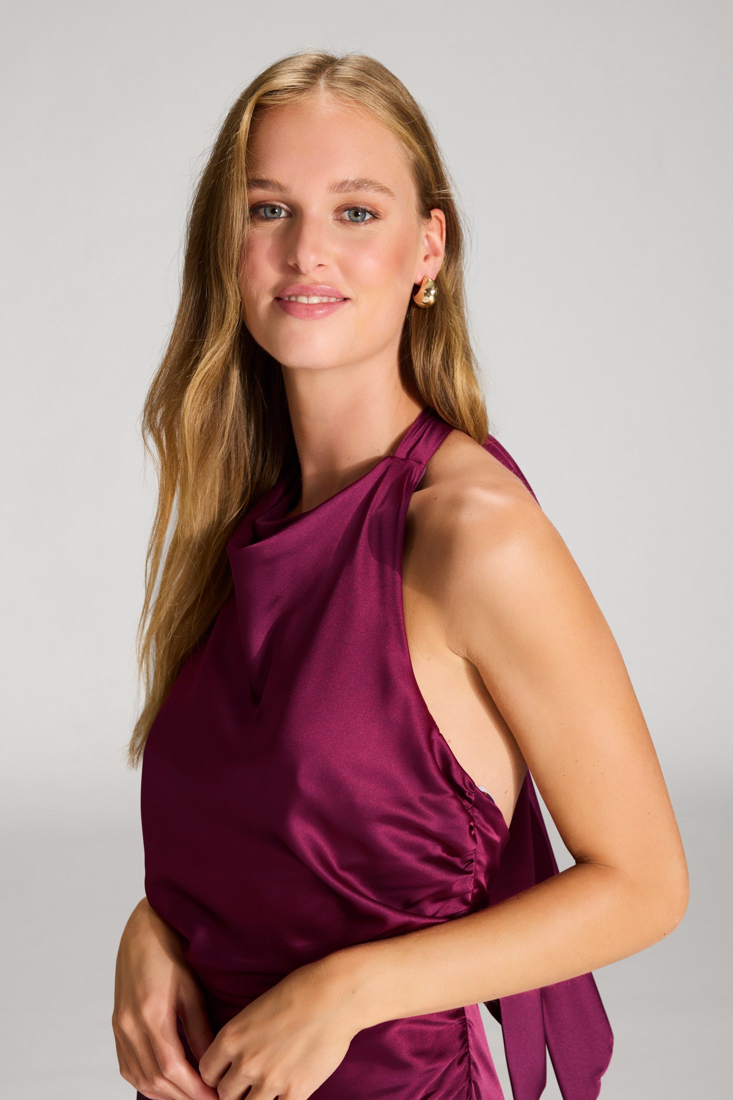 Midikleid aus Satin mit Rückenausschnitt