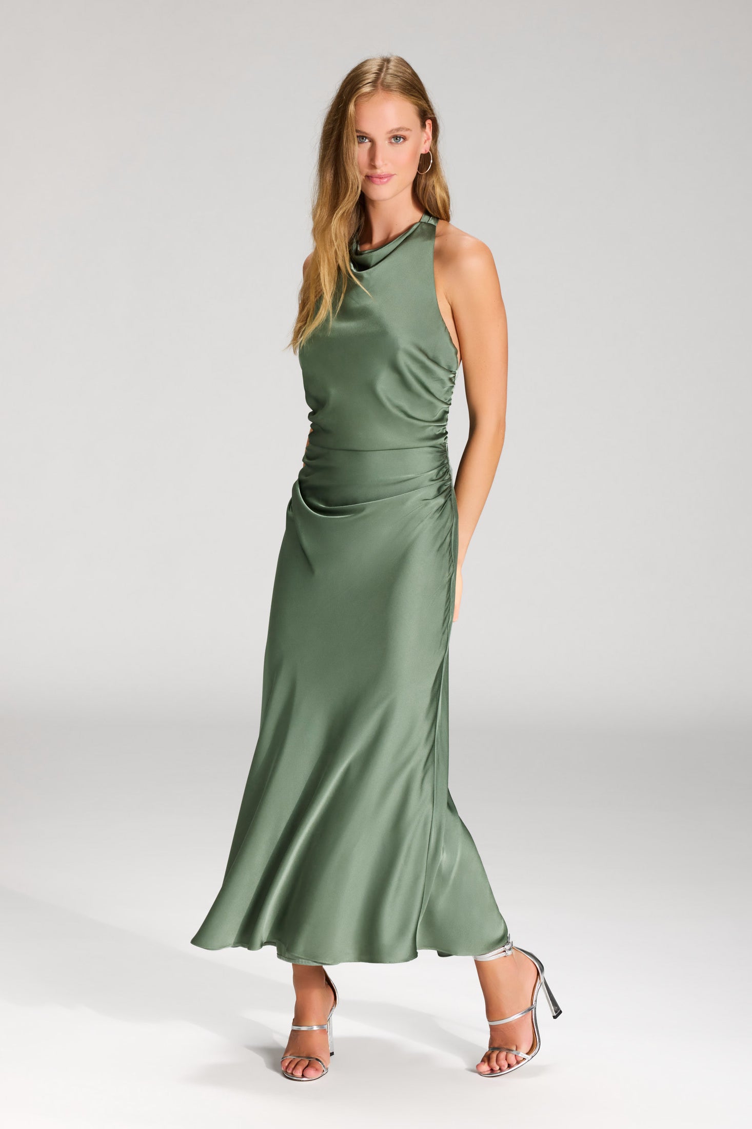 Midikleid aus Satin mit Rückenausschnitt matcha green