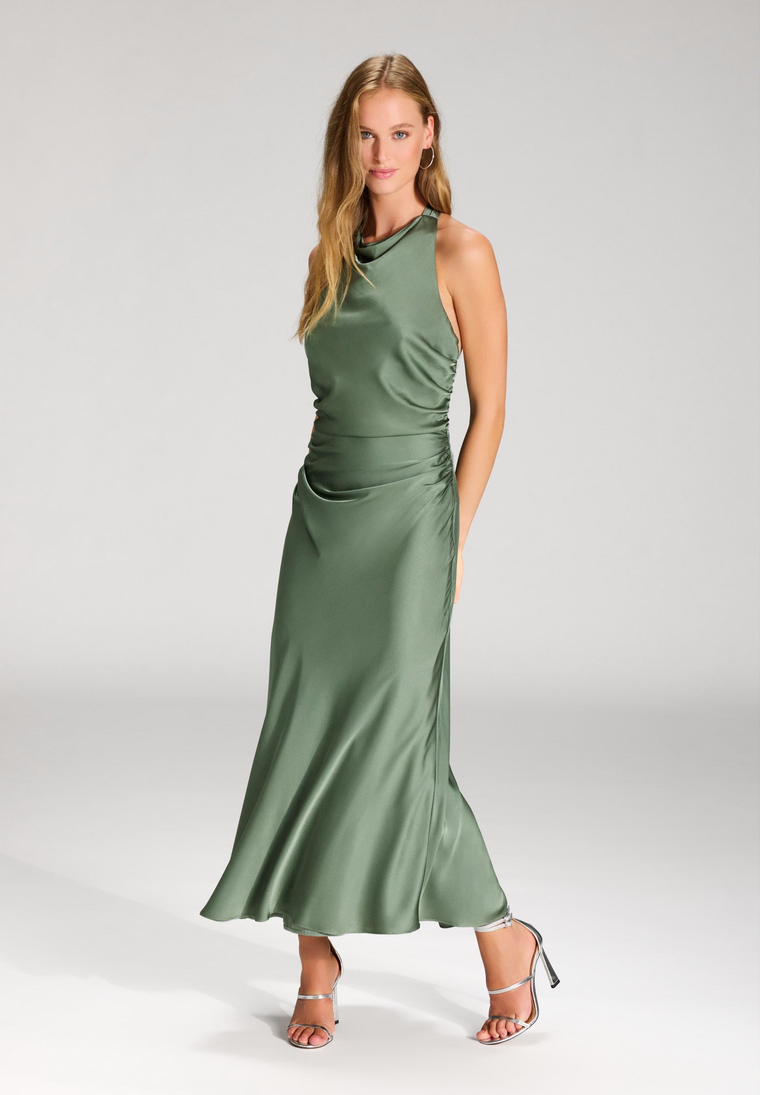 Midikleid aus Satin mit Rückenausschnitt matcha green